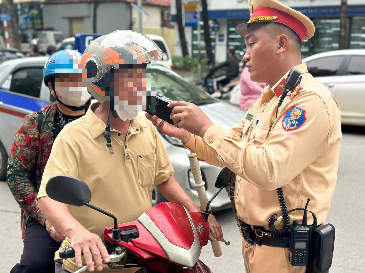 CSGT Hà Nội tăng cường lập chốt xử lý nồng độ cồn, nhiều tài xế xe máy vi phạm- Ảnh 1.