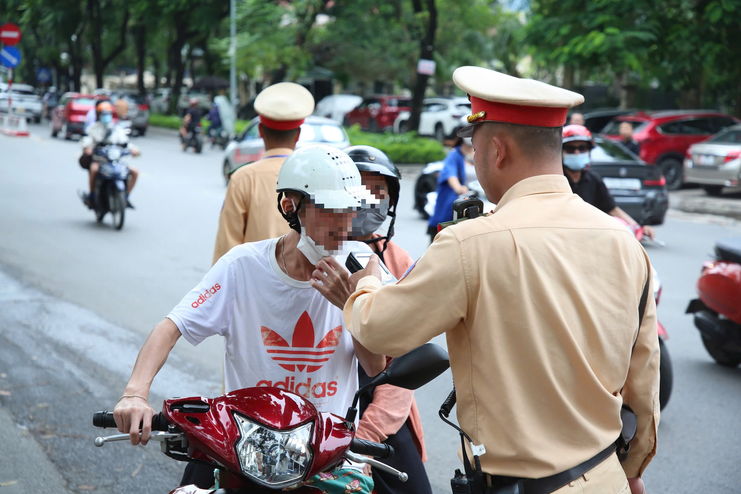 CSGT Hà Nội tăng cường lập chốt xử lý nồng độ cồn, nhiều tài xế xe máy vi phạm- Ảnh 3.