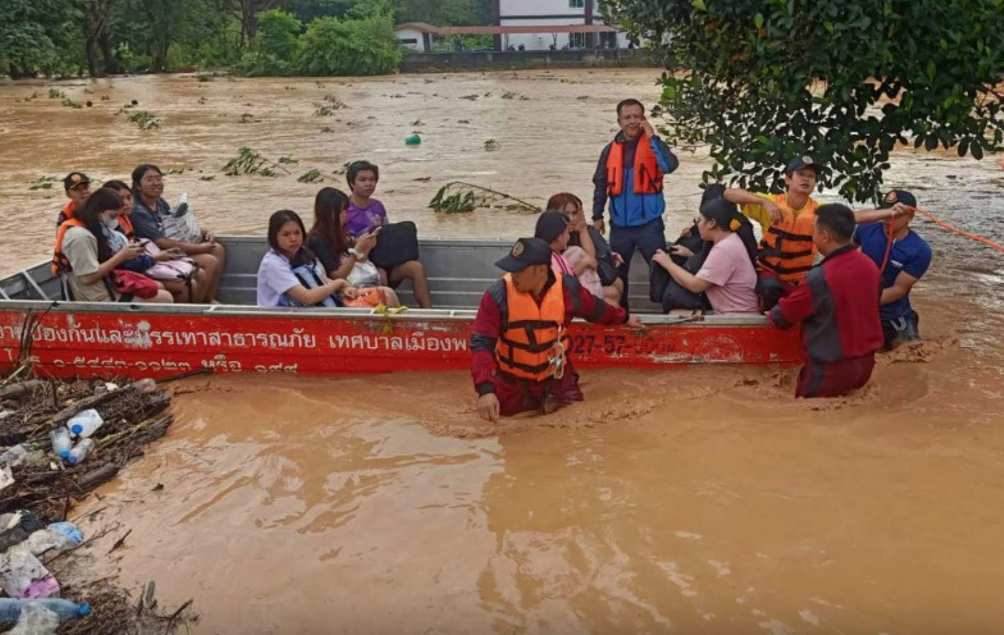 TikToker gặp tai nạn giao thông khi đi cứu trợ vùng lũ lụt, sức khỏe hiện ra sao?- Ảnh 7.