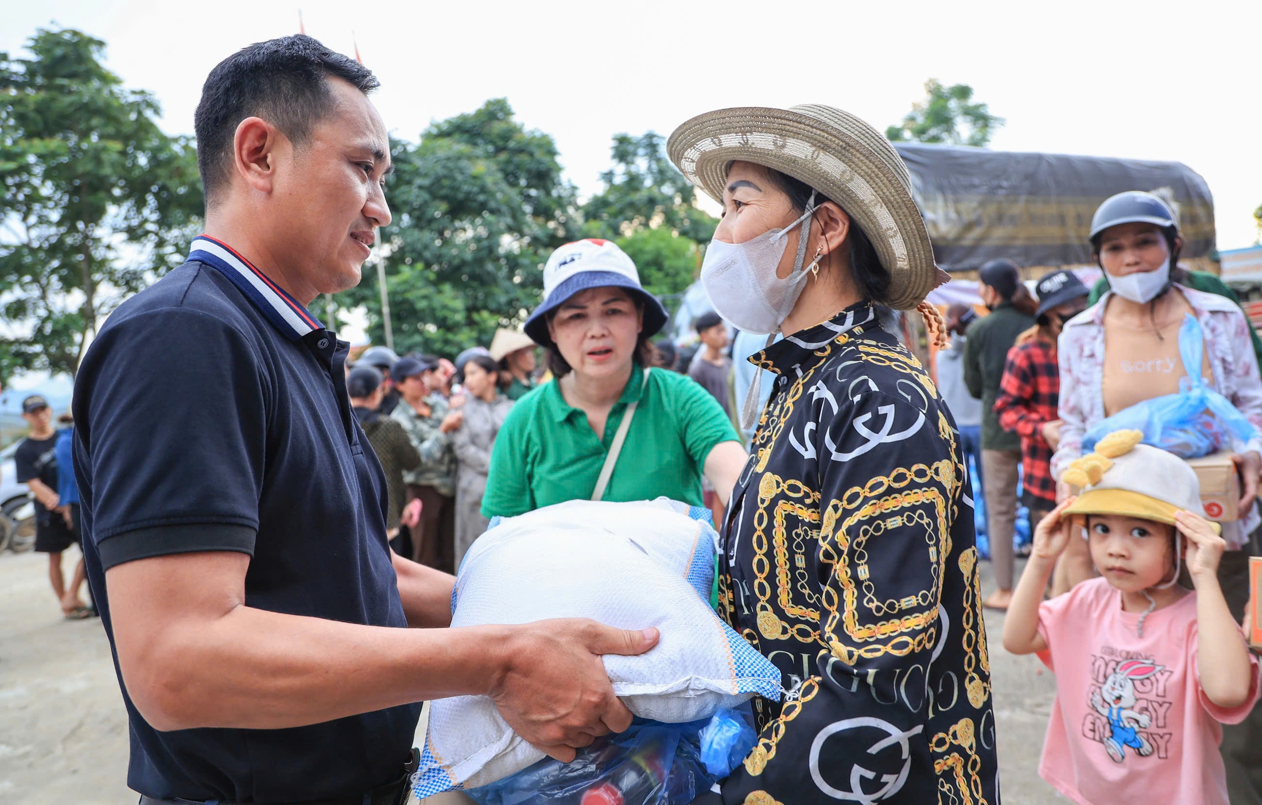 “Nghĩa đồng bào” trong mùa lũ: Sớm dựng lại trường, mong vơi bớt khó khăn- Ảnh 2.