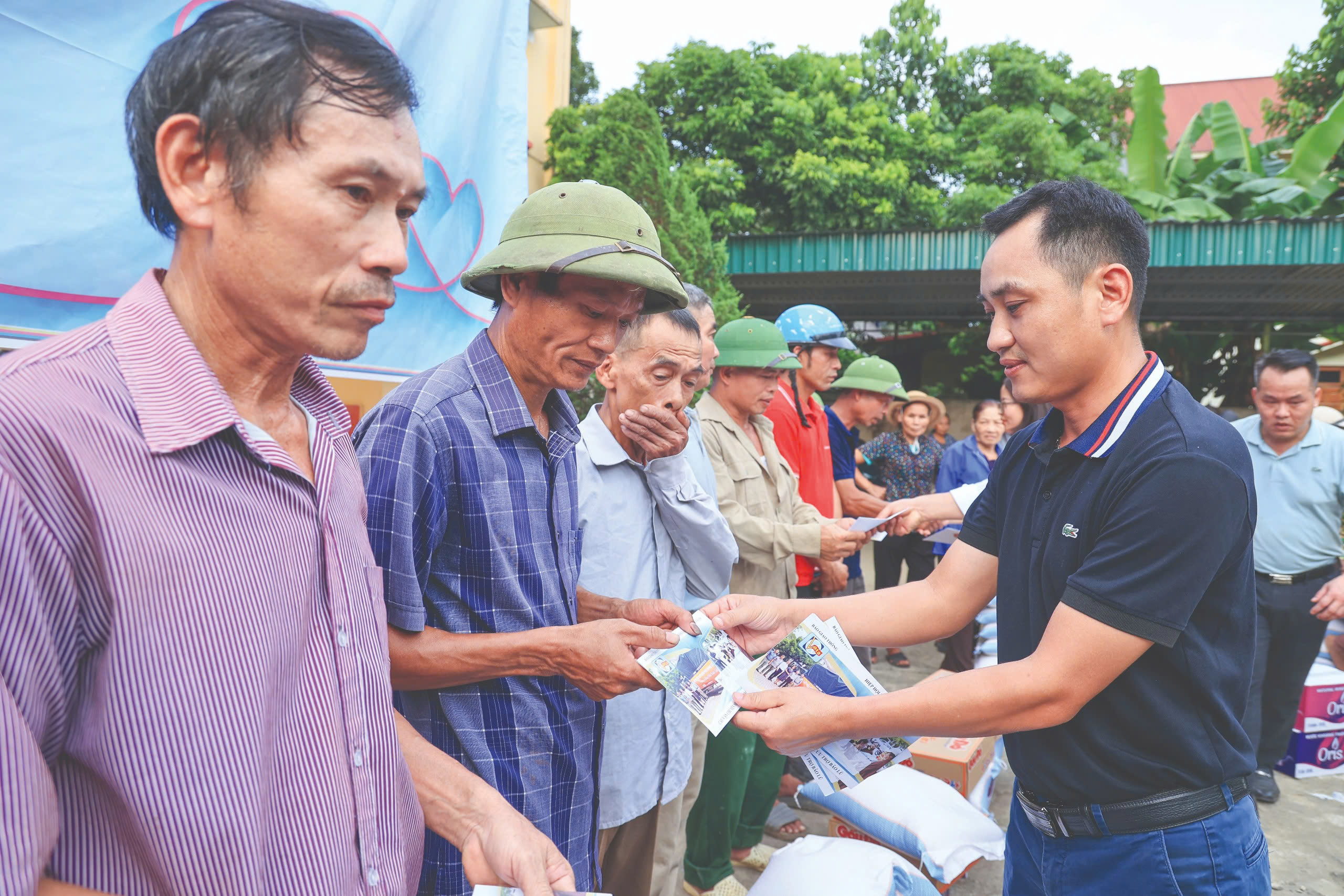 “Nghĩa đồng bào” trong mùa lũ: Sớm dựng lại trường, mong vơi bớt khó khăn- Ảnh 3.