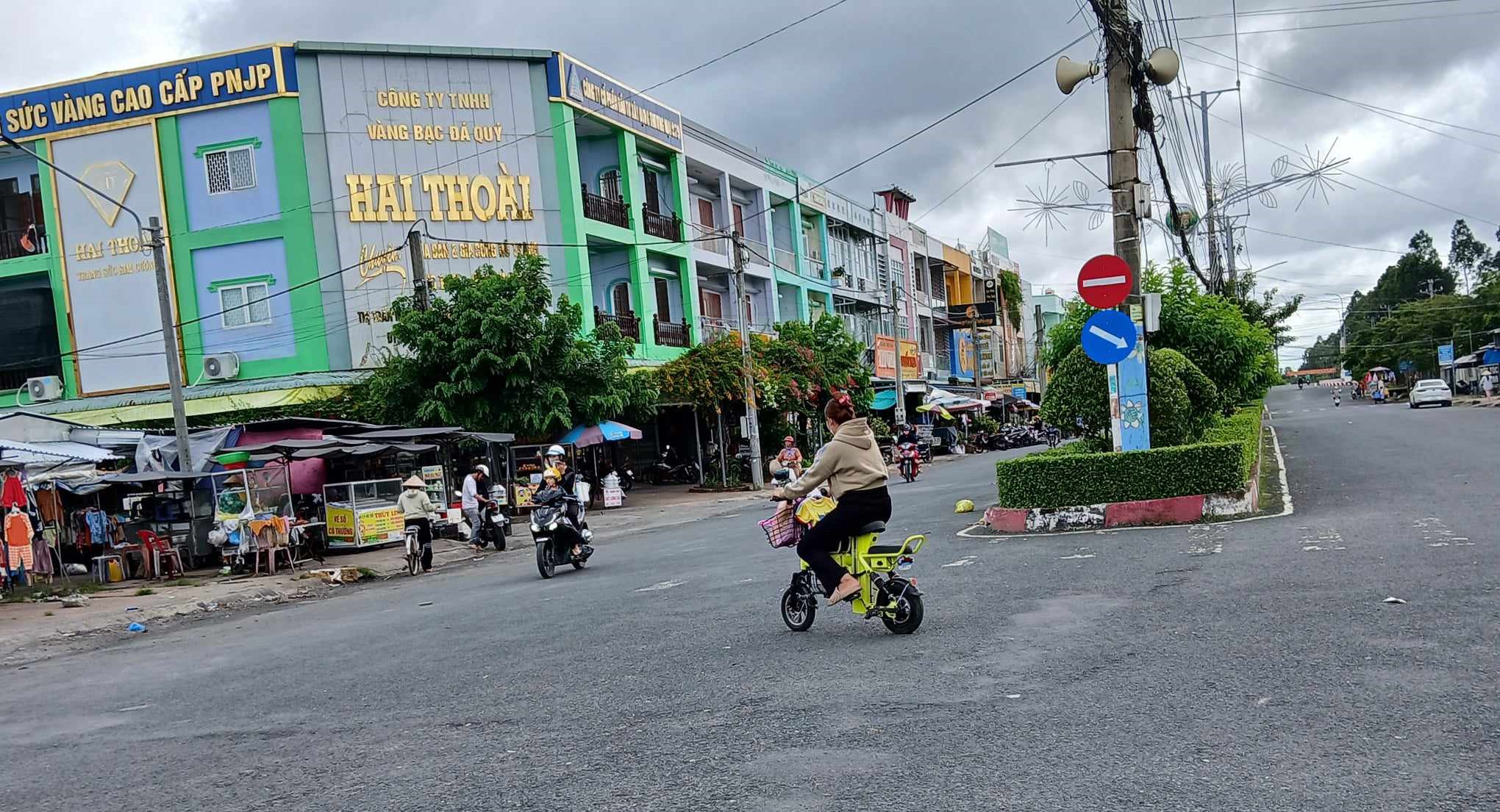 Đoạn đường bất an trên phố huyện ở Hậu Giang: Tai nạn như cơm bữa, vì sao dân vẫn đi liều?- Ảnh 3.