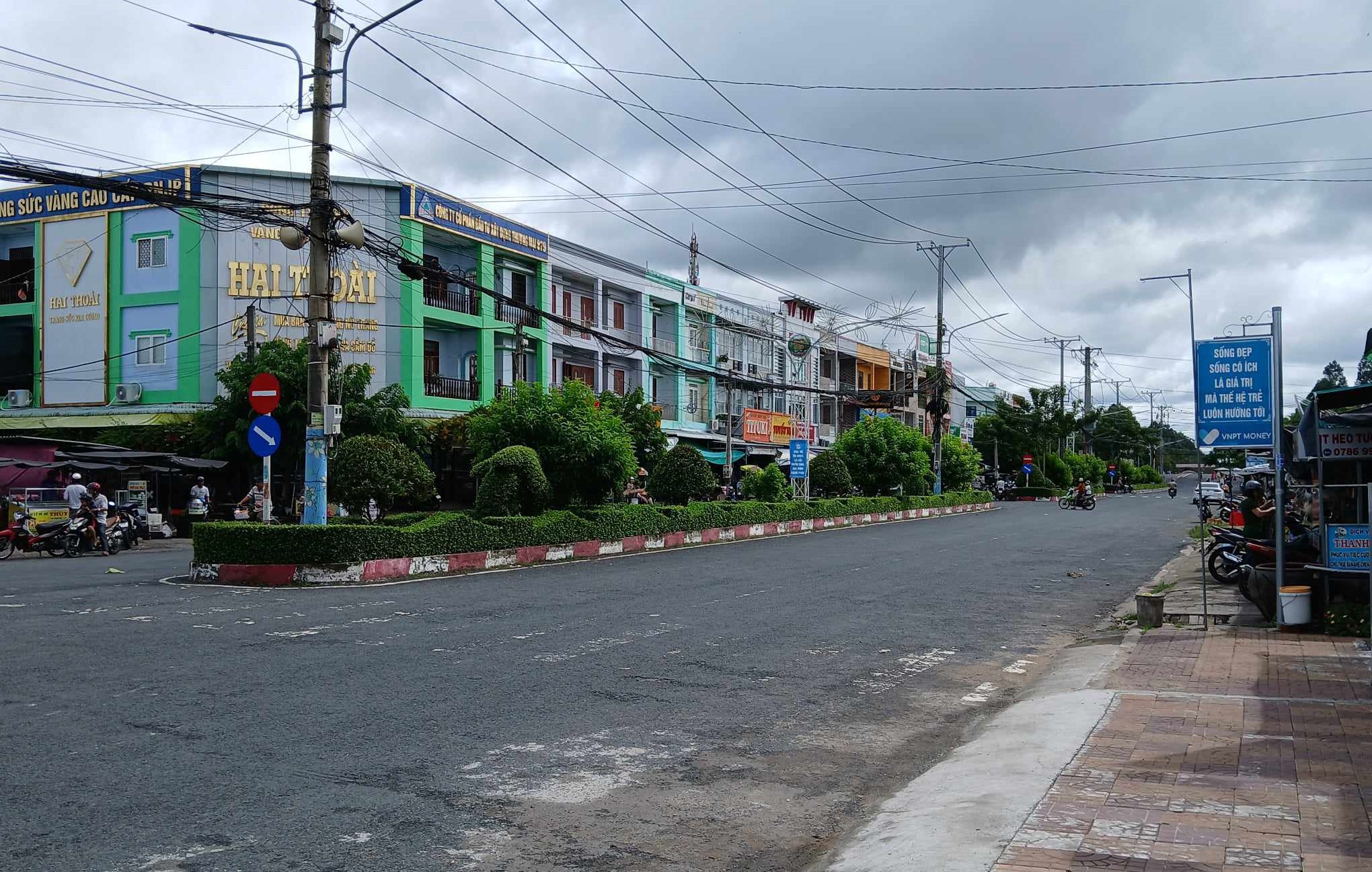 Đoạn đường bất an trên phố huyện ở Hậu Giang: Tai nạn như cơm bữa, vì sao dân vẫn đi liều?- Ảnh 2.