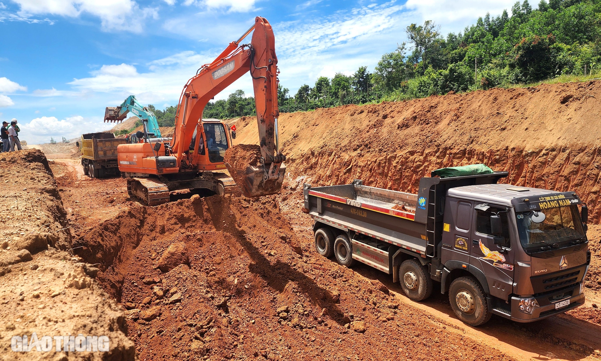 Rộn tiếng máy trên công trường cao tốc Khánh Hòa - Buôn Ma Thuột giữa kỳ nghỉ lễ 2/9- Ảnh 5.