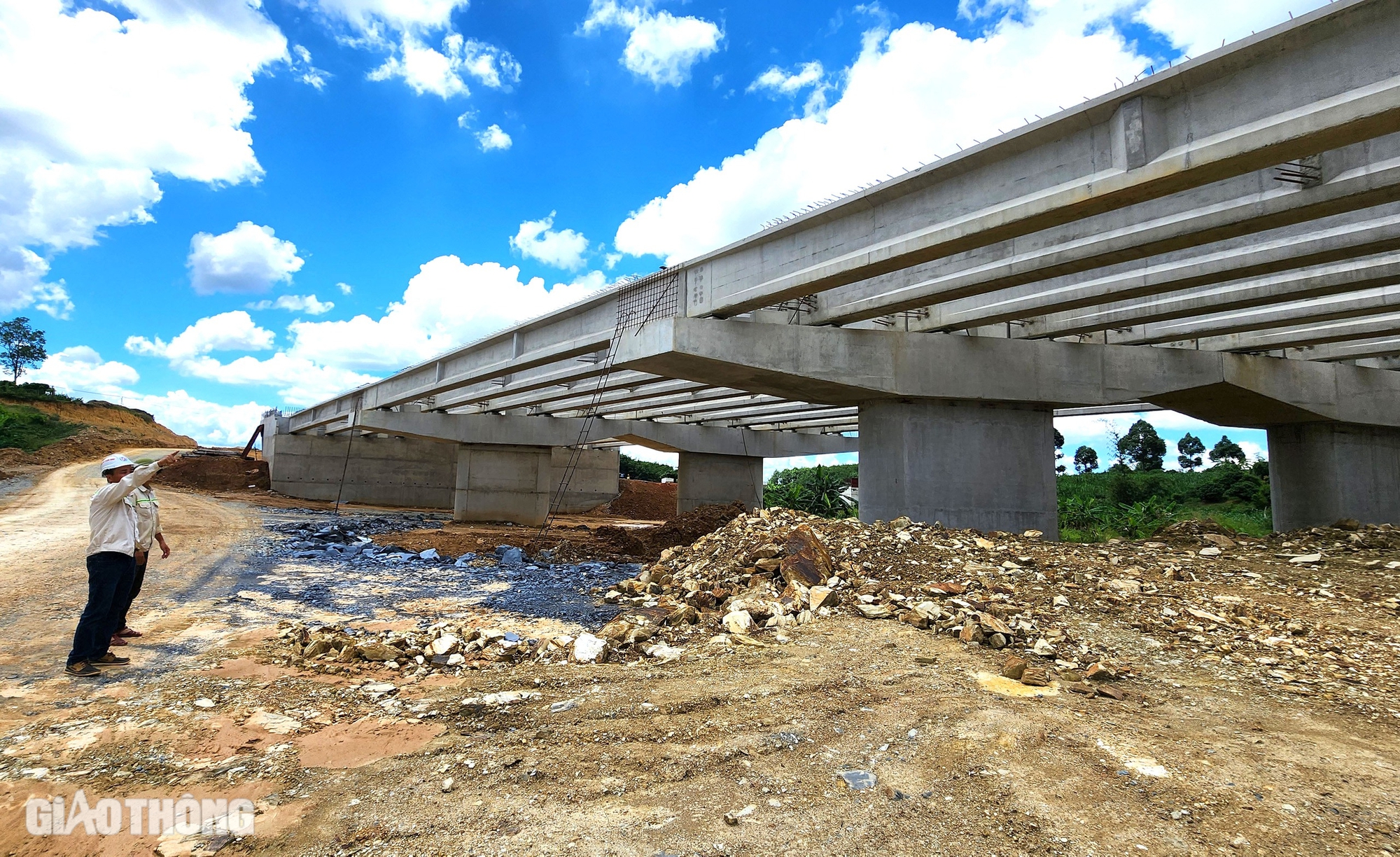 Rộn tiếng máy trên công trường cao tốc Khánh Hòa - Buôn Ma Thuột giữa kỳ nghỉ lễ 2/9- Ảnh 6.