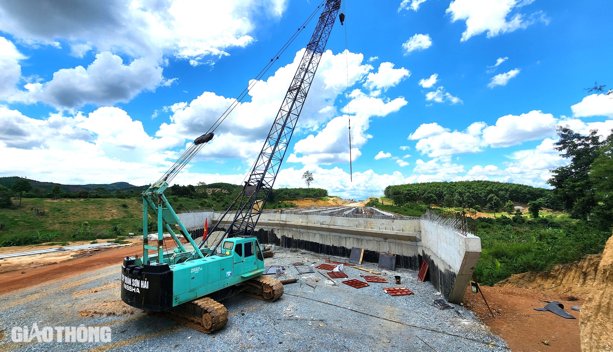 Rộn tiếng máy trên công trường cao tốc Khánh Hòa - Buôn Ma Thuột giữa kỳ nghỉ lễ 2/9- Ảnh 7.