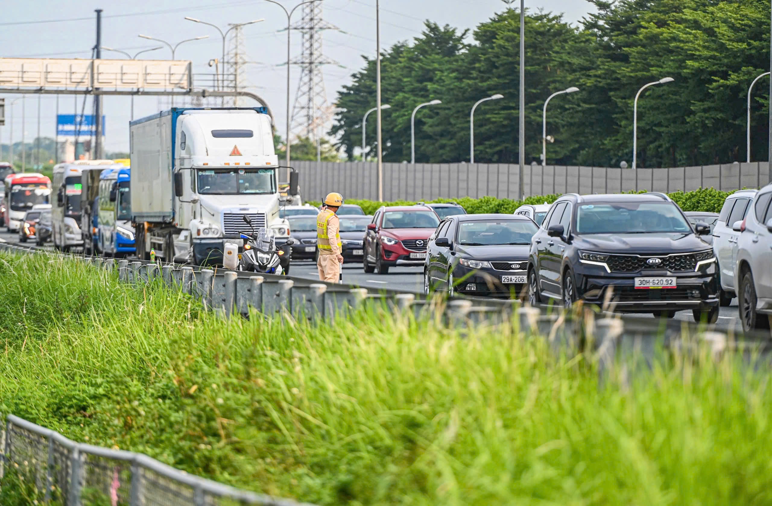 Người dân ùn ùn trở lại Thủ đô dù chưa hết kỳ nghỉ lễ- Ảnh 5.