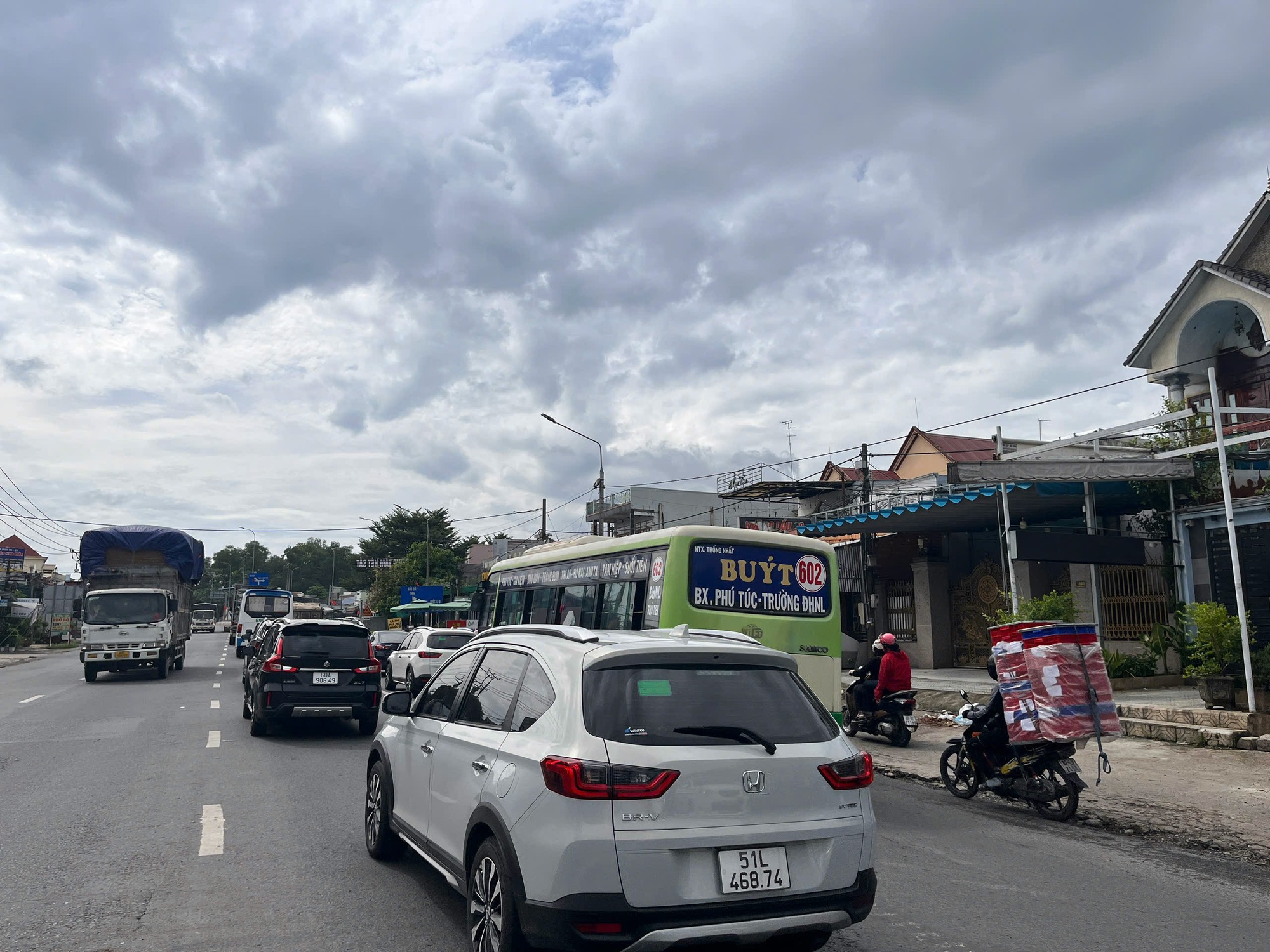 Uống bia vẫn chở bạn gái đi biển, nam thanh niên dính phạt nồng độ cồn- Ảnh 3.