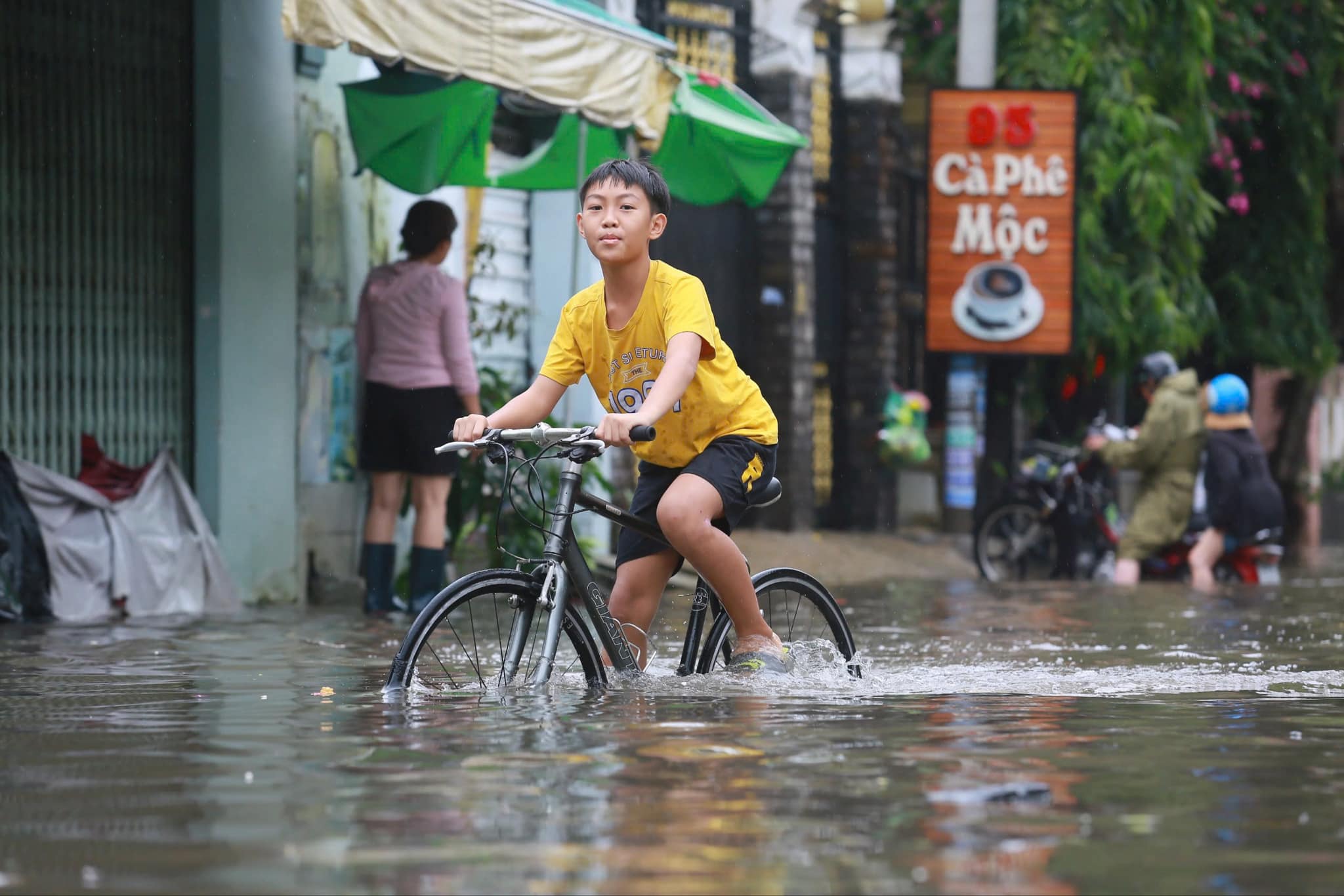 Nhiều tuyến đường ở TP Thủ Đức vẫn ngập sâu sau mưa lớn- Ảnh 1.