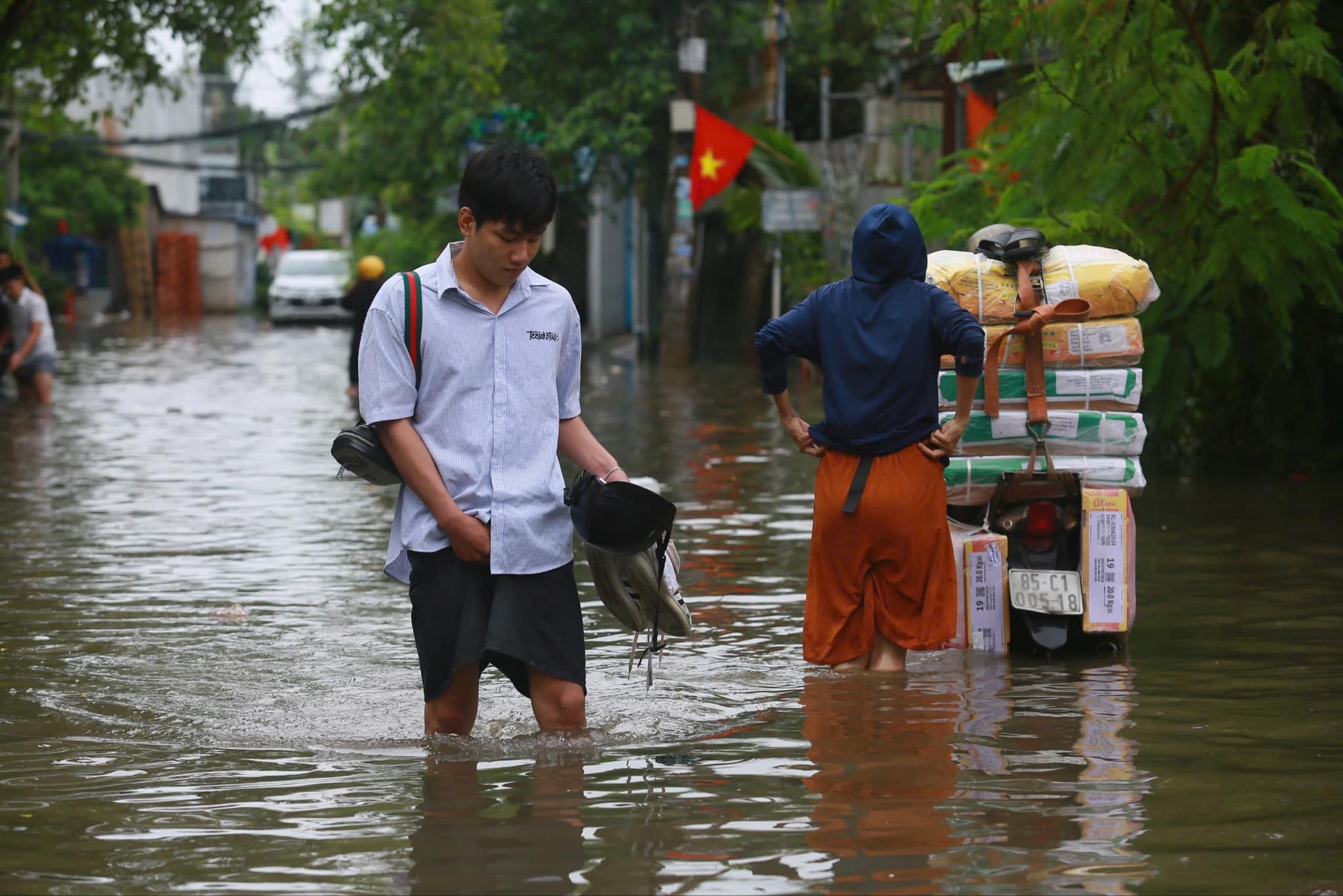 Nhiều tuyến đường ở TP Thủ Đức vẫn ngập sâu sau mưa lớn- Ảnh 2.