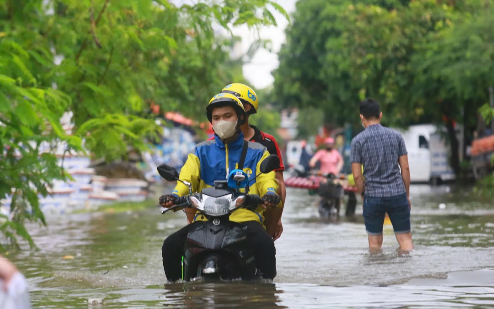 Nhiều tuyến đường ở TP Thủ Đức vẫn ngập sâu sau mưa lớn