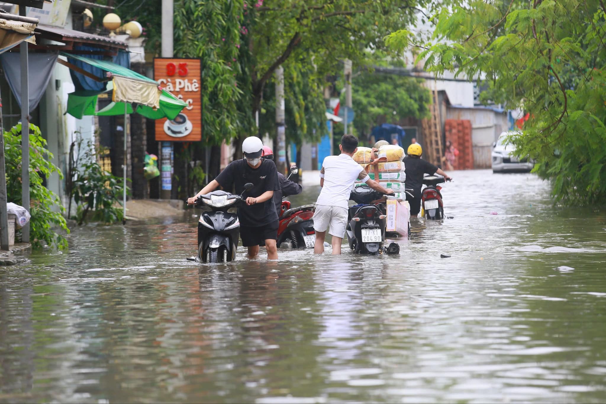 Nhiều tuyến đường ở TP Thủ Đức vẫn ngập sâu sau mưa lớn- Ảnh 4.