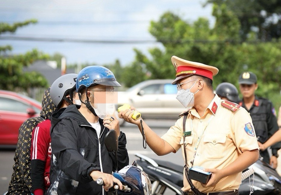 Uống bia vẫn chở bạn gái đi biển, nam thanh niên dính phạt nồng độ cồn- Ảnh 1.