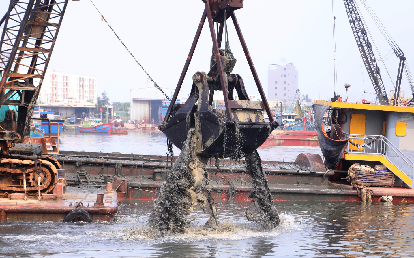 Hạn chế giao thông thủy trên tuyến kênh Quản Lộ - Phụng Hiệp