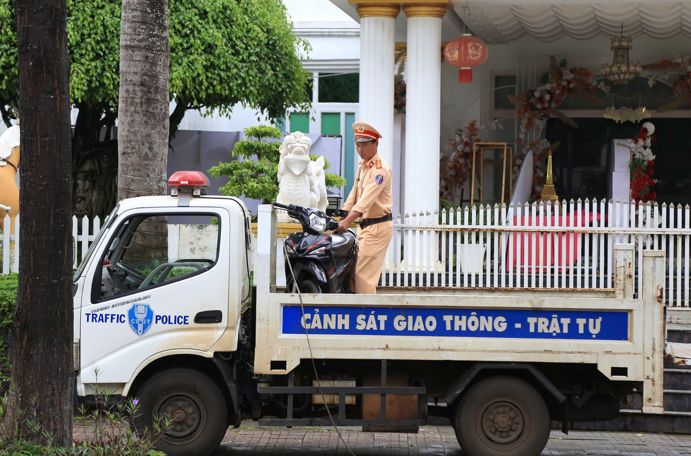 Đắk Nông: Chưa đủ tuổi, học sinh vô tư điều khiển xe máy đến trường- Ảnh 4.