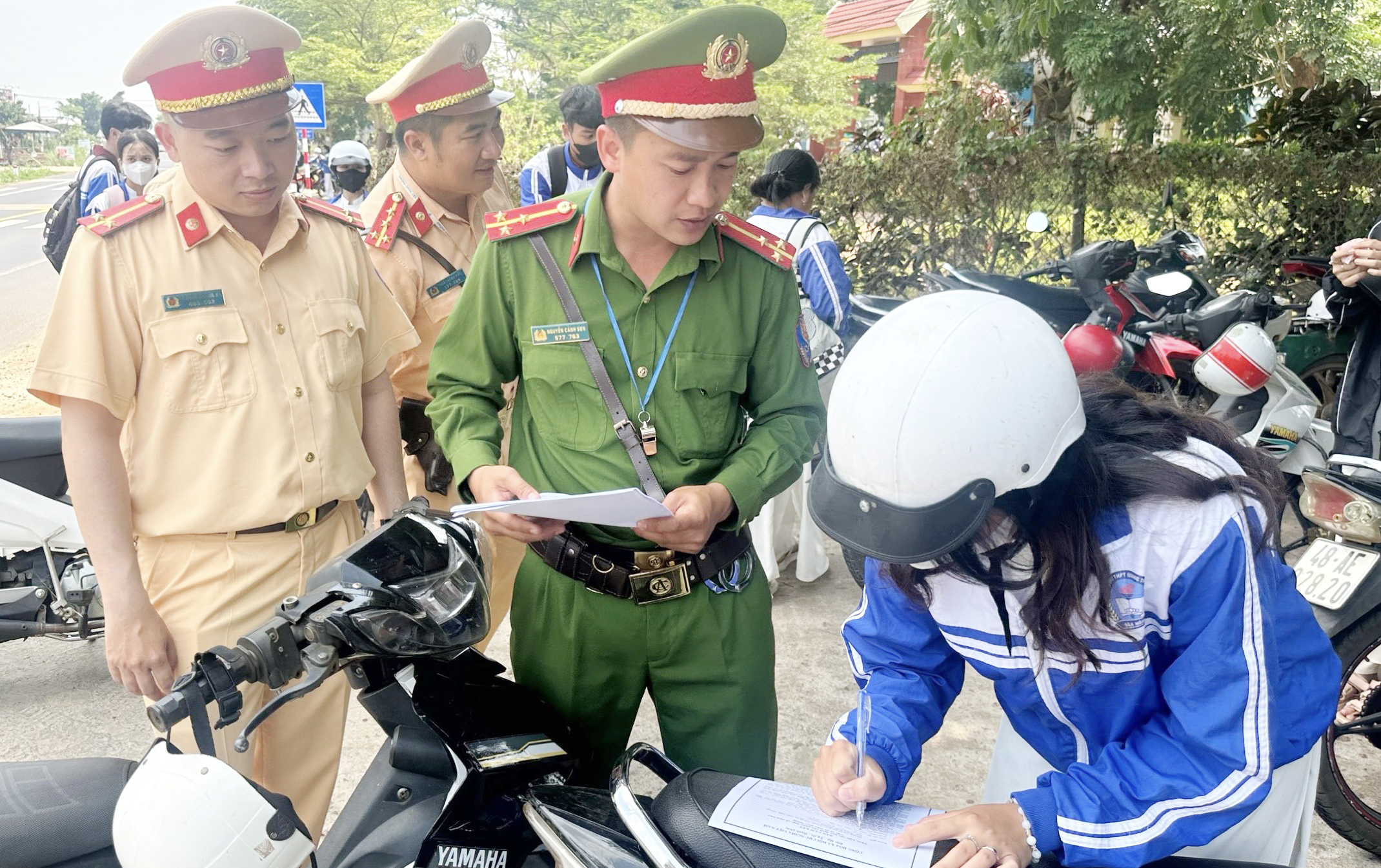 Đắk Nông: Chưa đủ tuổi, học sinh vô tư điều khiển xe máy đến trường- Ảnh 2.