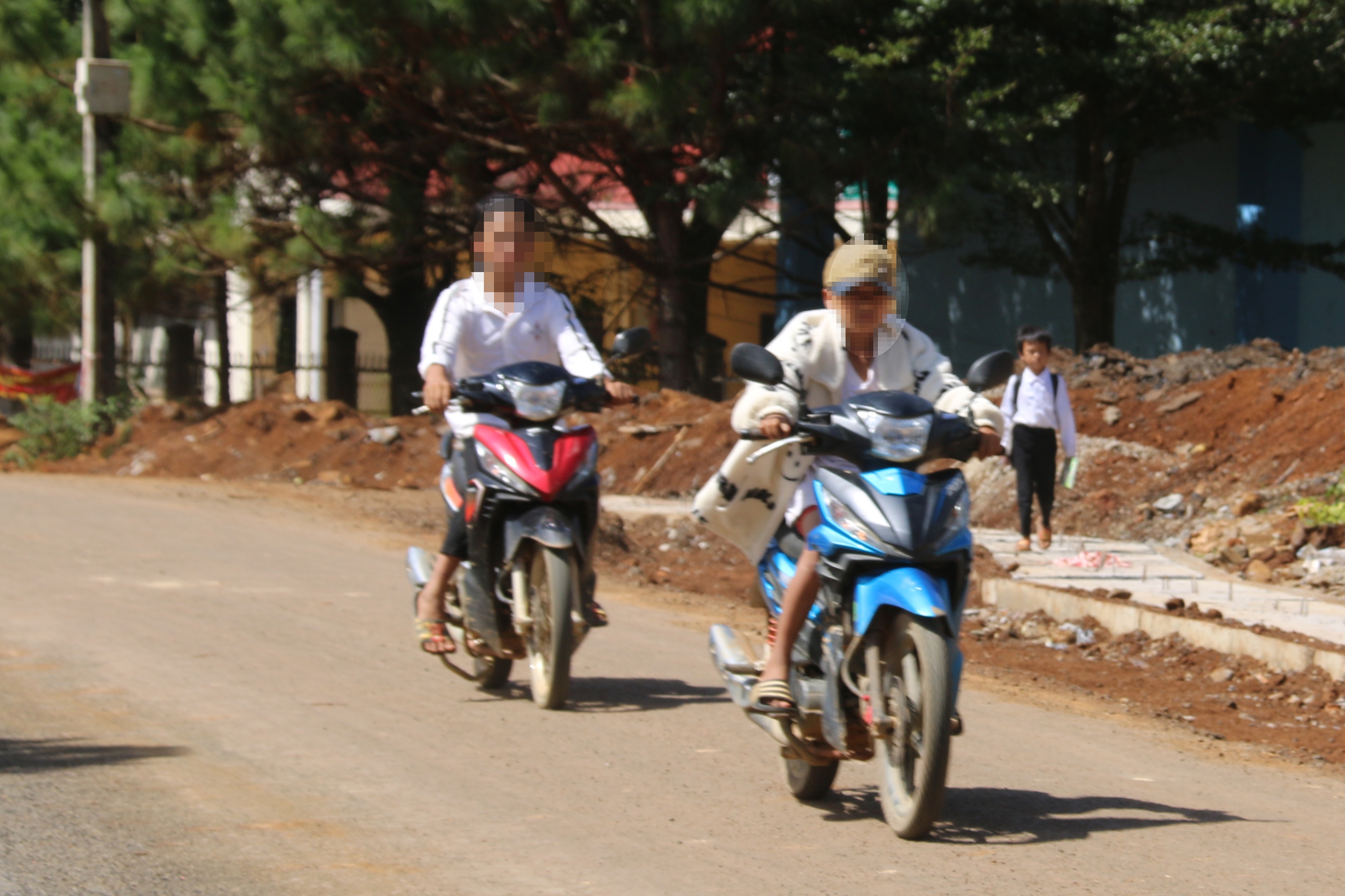 Đắk Nông: Chưa đủ tuổi, học sinh vô tư điều khiển xe máy đến trường- Ảnh 1.