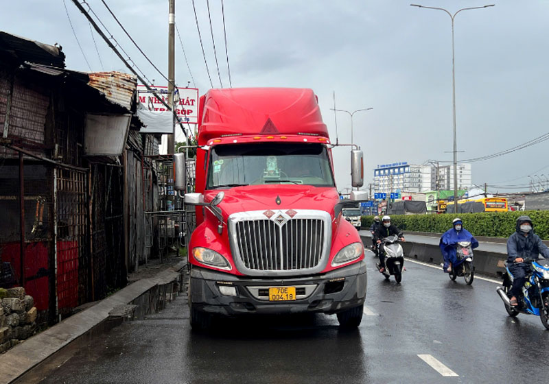 Xe container dừng lại ven đường sau tai nạn.