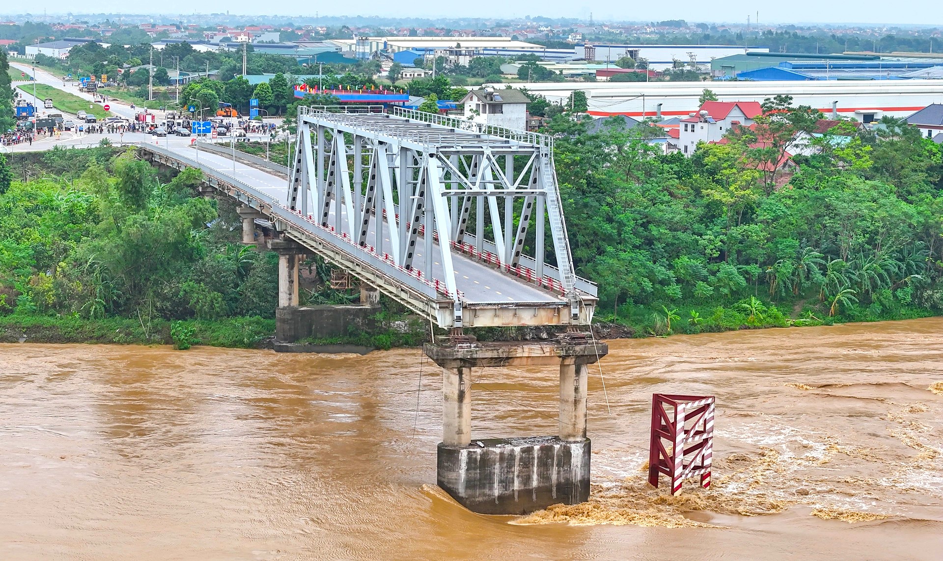 Hơn 9 tỷ đồng trục vớt cầu Phong Châu- Ảnh 1.