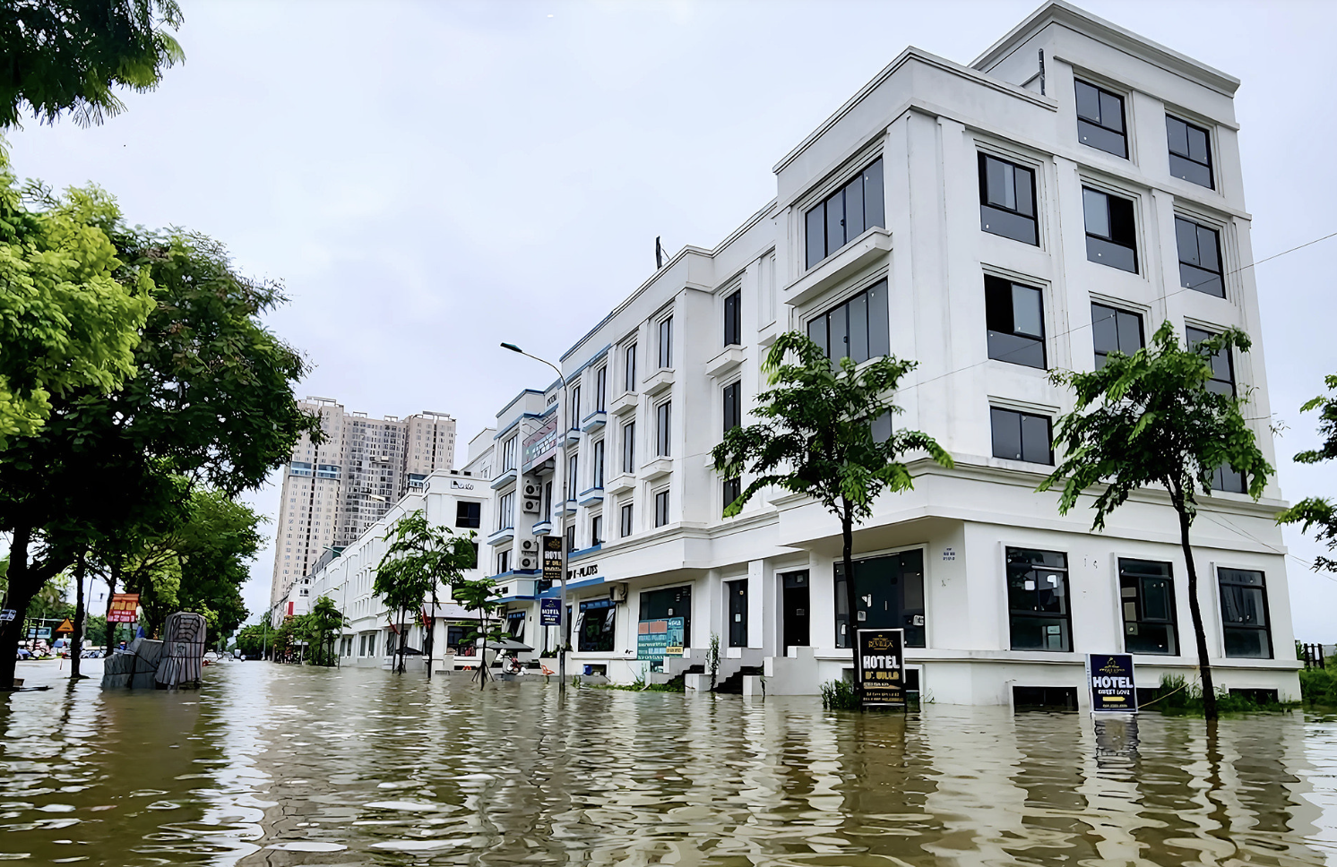 Loạt dự án bất động sản "hàng hiệu" hễ mưa là bì bõm như "làng chài"- Ảnh 1.