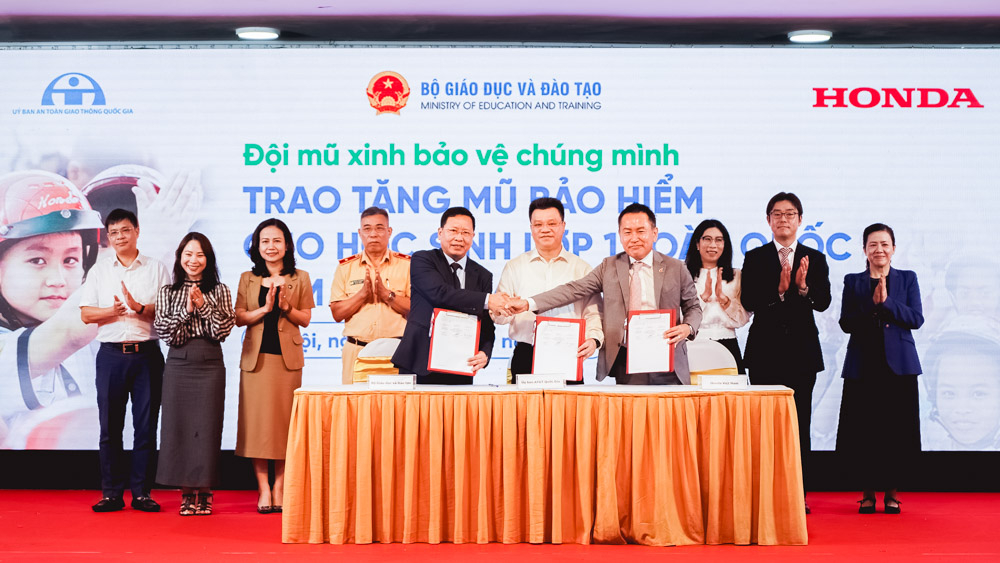 Trao tặng hơn 1,7 triệu mũ bảo hiểm cho học sinh trong năm học mới- Ảnh 7.