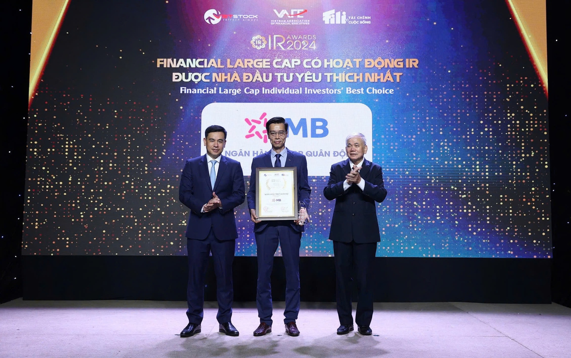 MB nhận "cú đúp" giải thưởng tại IR Awards 2024- Ảnh 1.