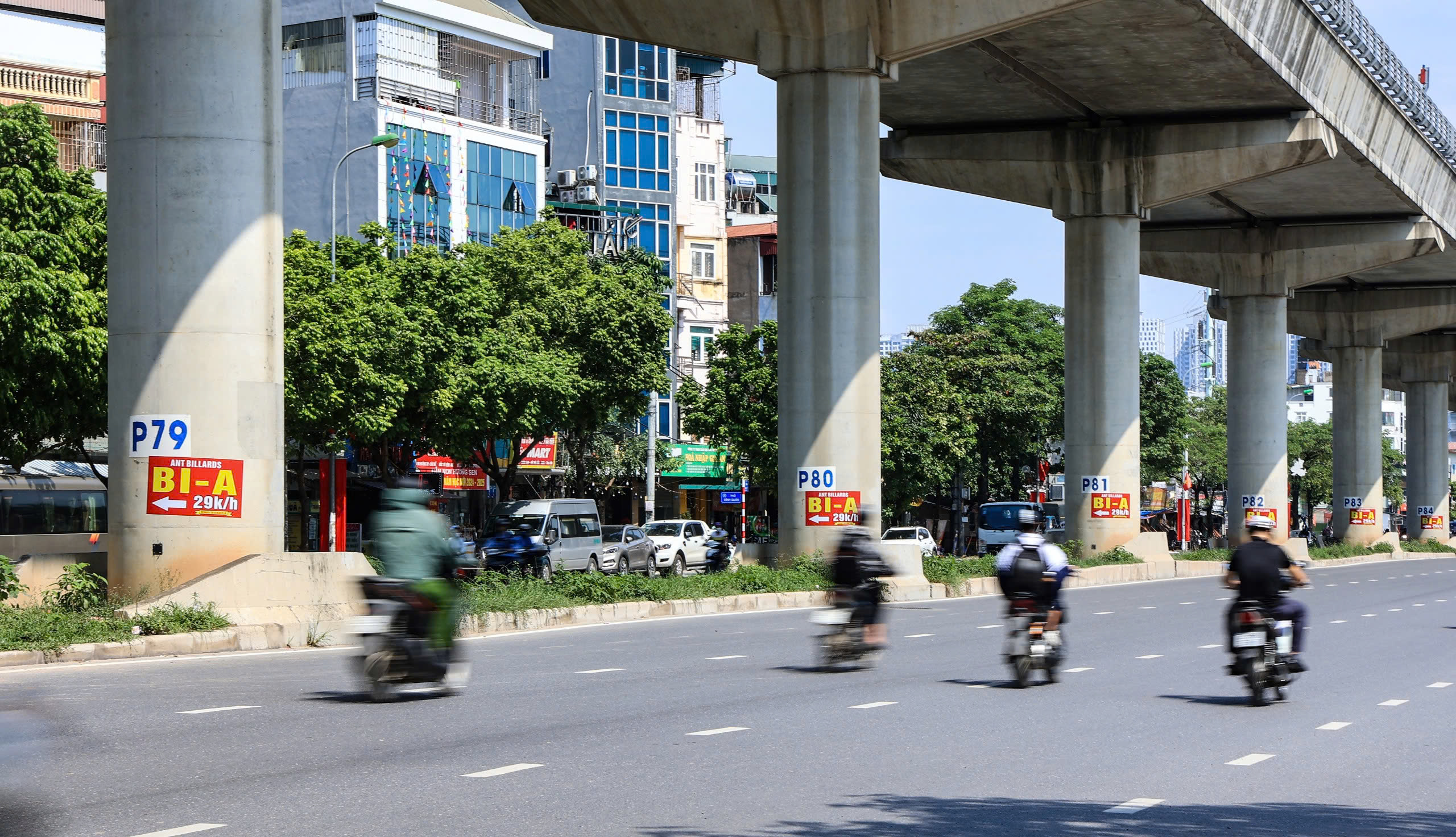 Vẽ bậy, quảng cáo tràn lan dọc tuyến đường sắt đô thị- Ảnh 2.