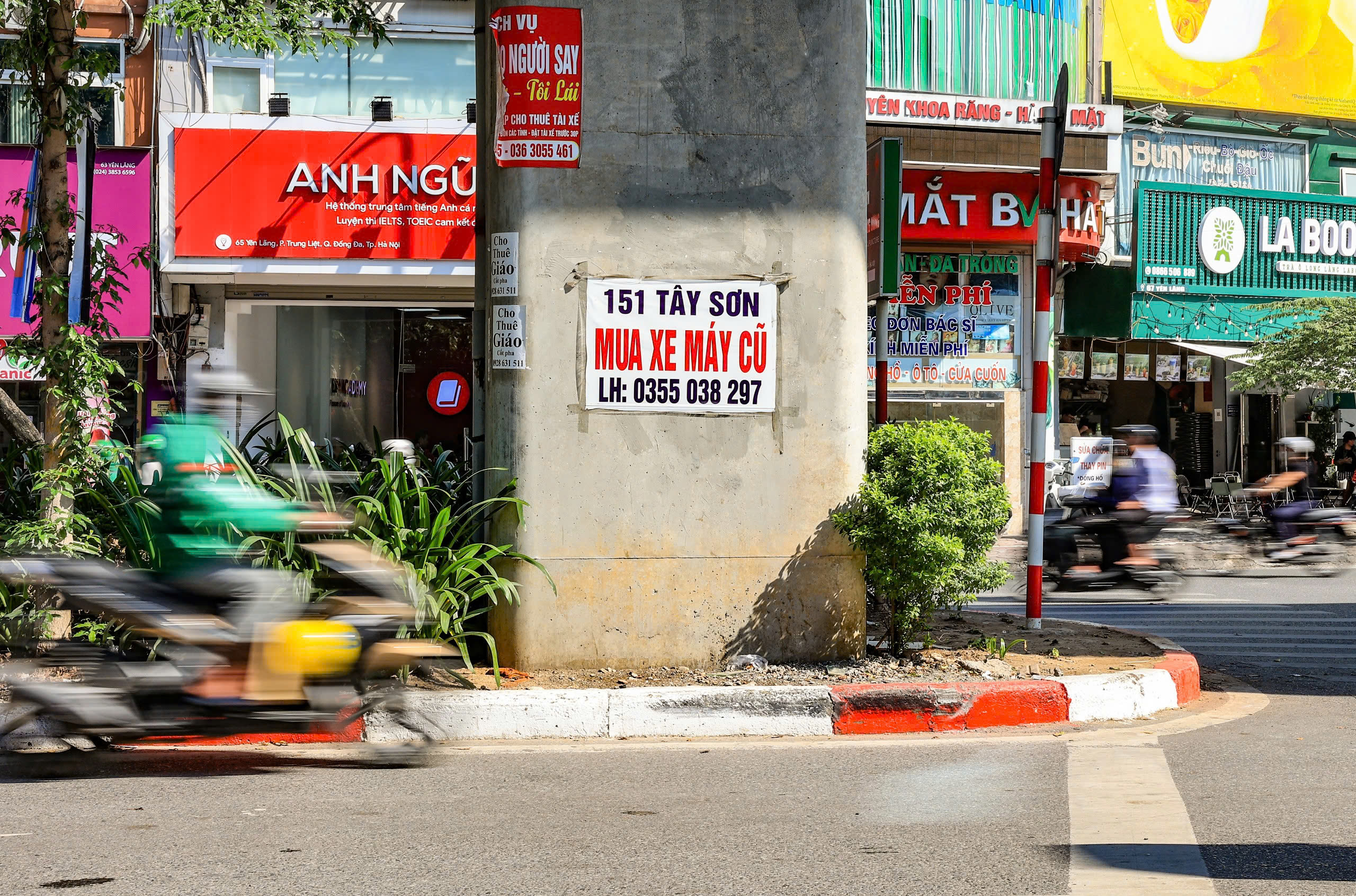 Vẽ bậy, quảng cáo tràn lan dọc tuyến đường sắt đô thị- Ảnh 13.