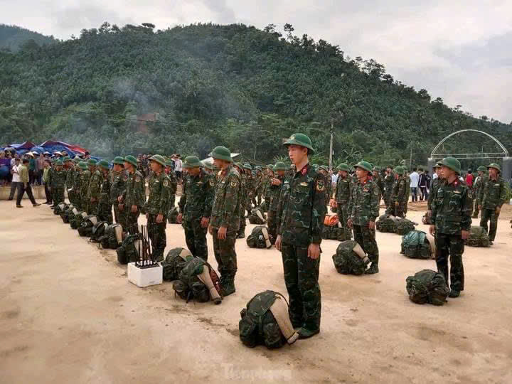 Người dân bật khóc, xếp hàng dài tiễn bộ đội rời Làng Nủ- Ảnh 6.