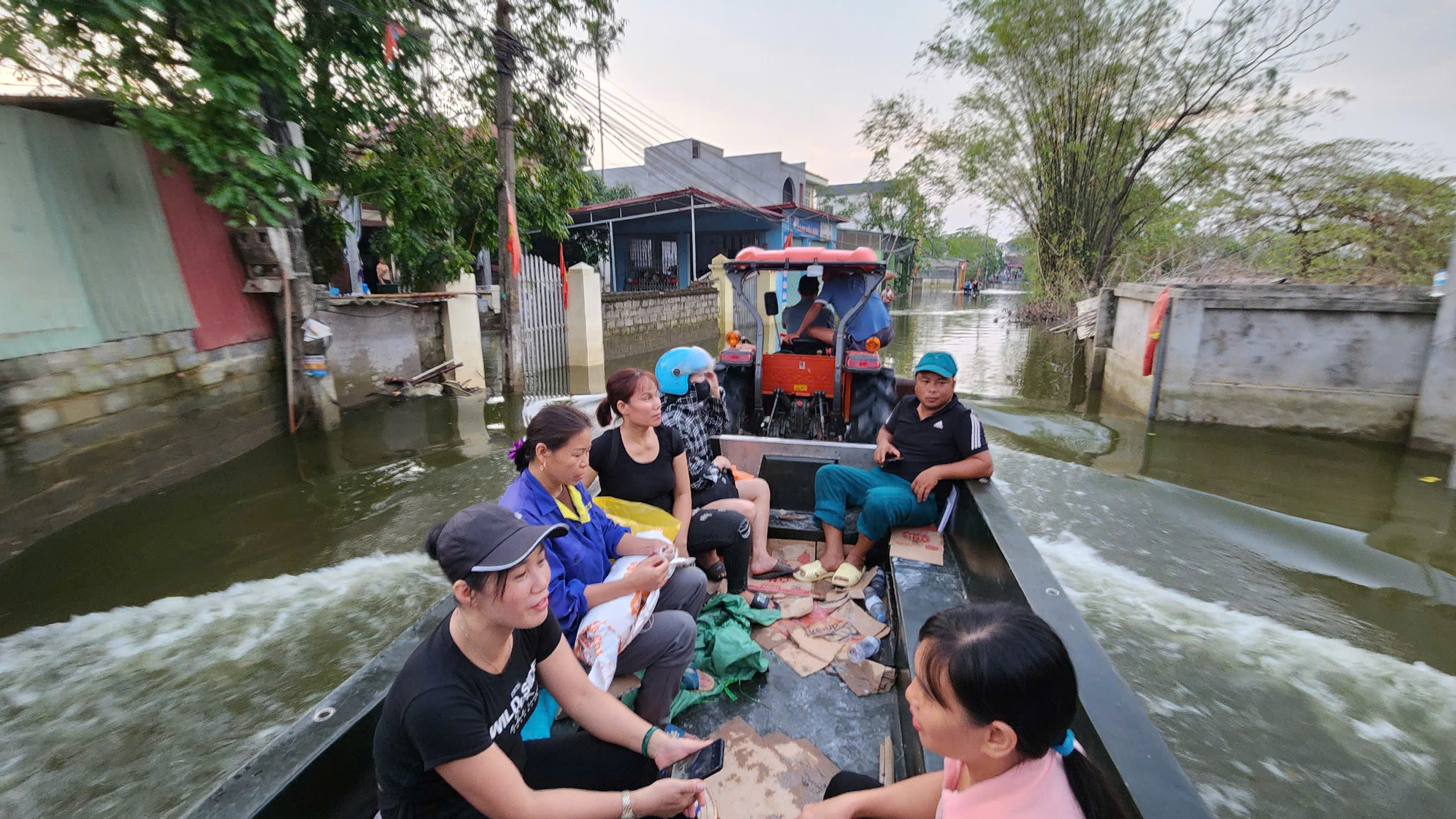 Báo Giao thông và nhà tài trợ trao quà cho các hộ dân nửa tháng chưa thể về nhà- Ảnh 1.