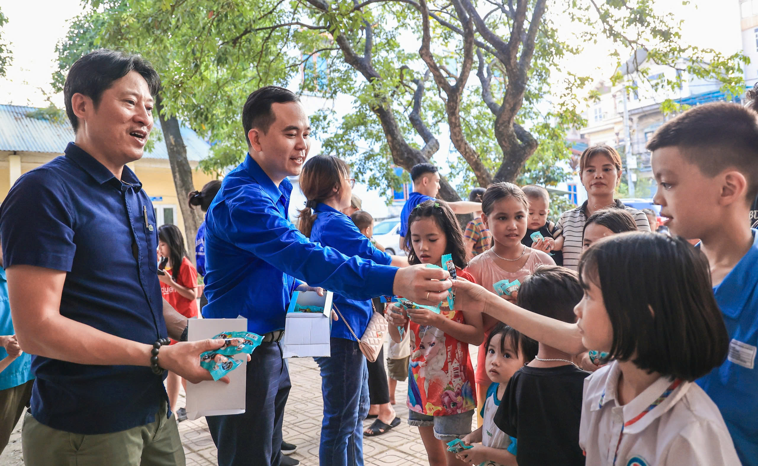 Báo Giao thông và nhà tài trợ trao quà cho các hộ dân nửa tháng chưa thể về nhà- Ảnh 6.