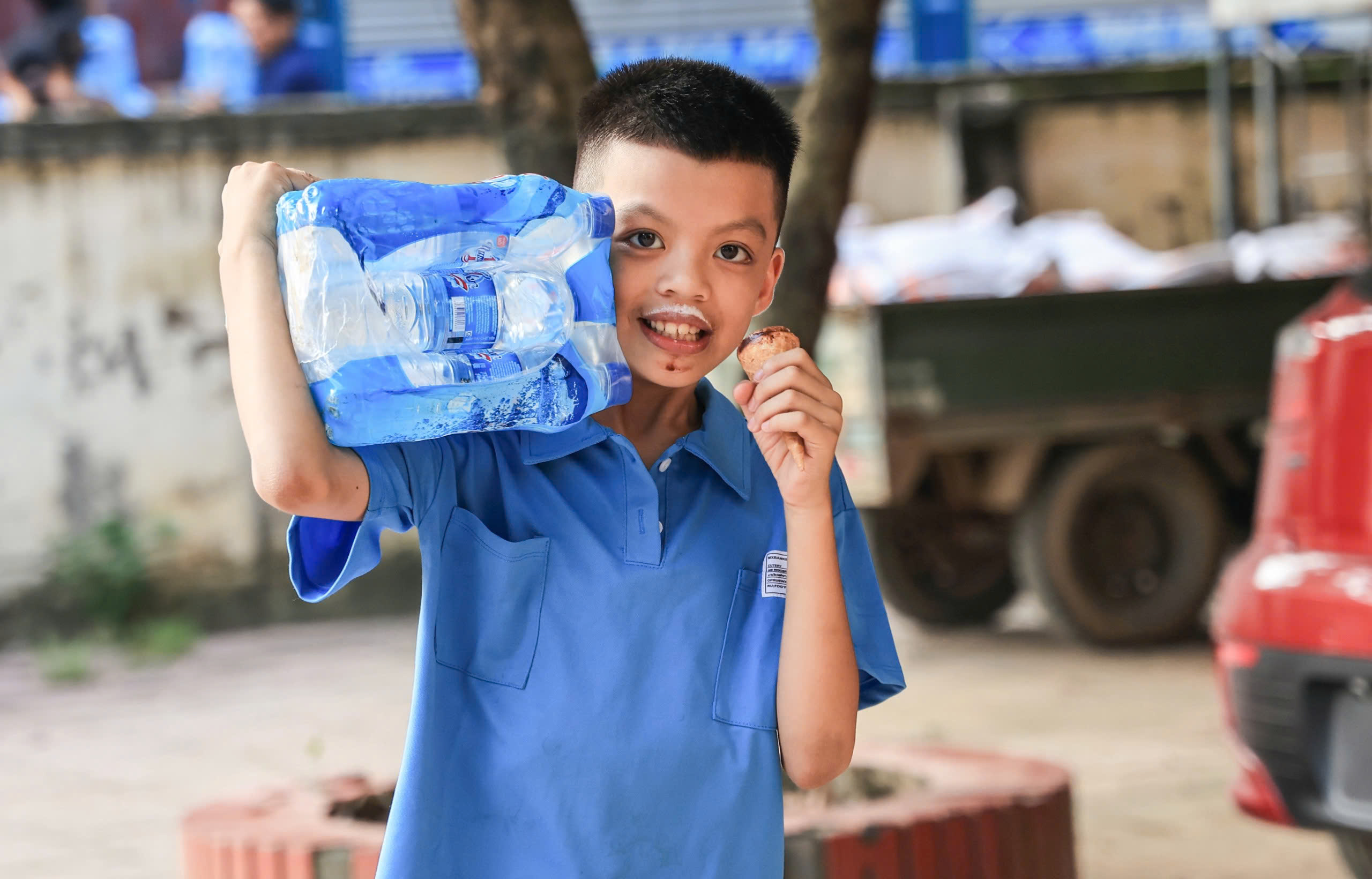 Báo Giao thông và nhà tài trợ trao quà cho các hộ dân nửa tháng chưa thể về nhà- Ảnh 11.