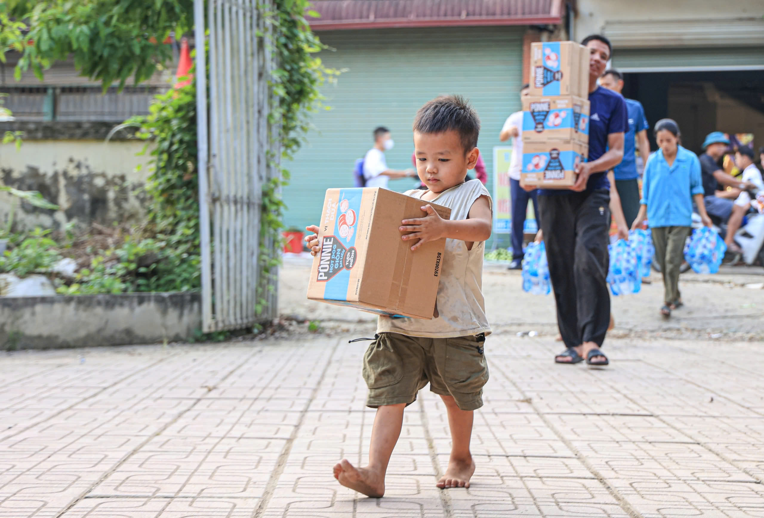 Báo Giao thông và nhà tài trợ trao quà cho các hộ dân nửa tháng chưa thể về nhà- Ảnh 10.