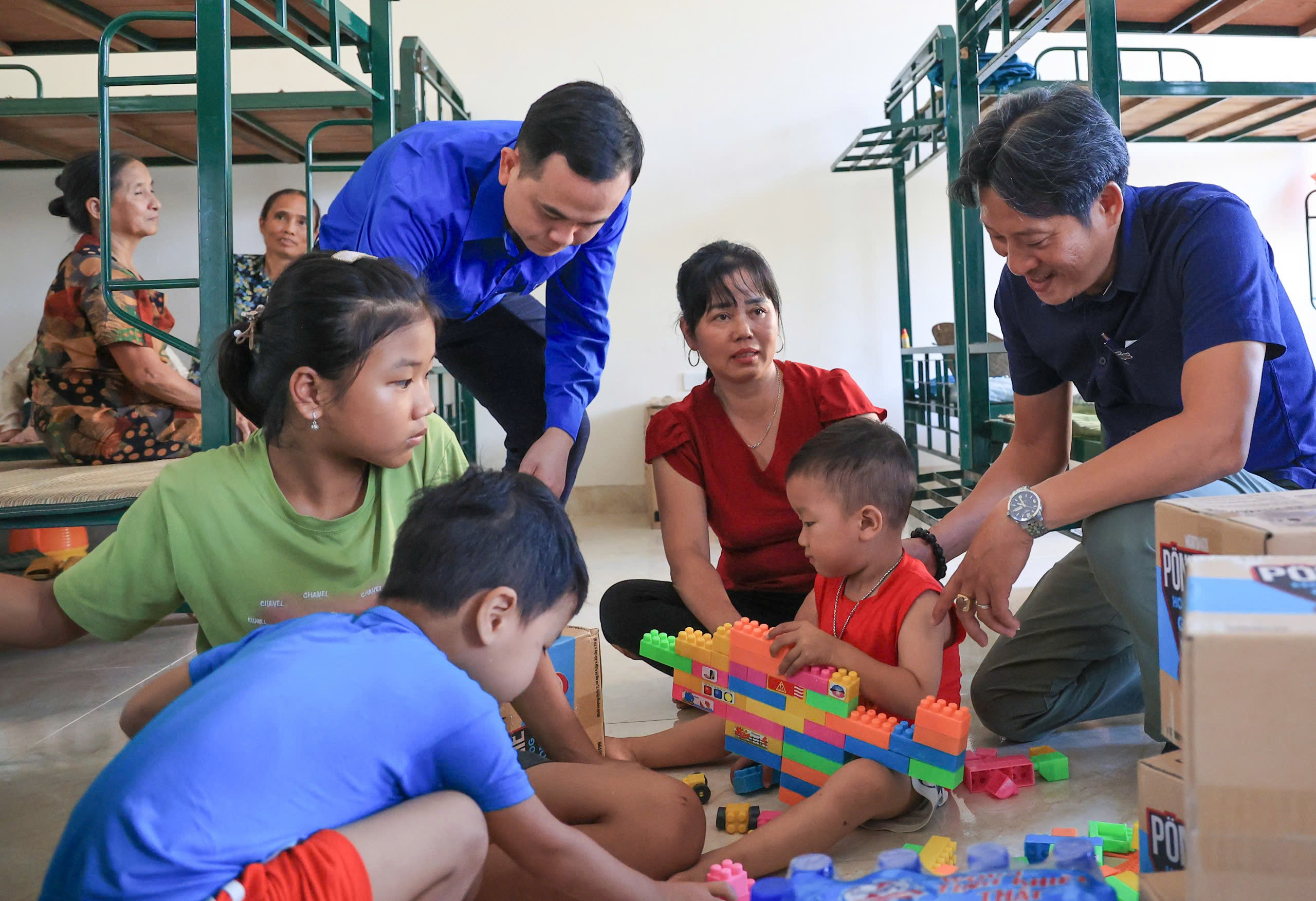 Báo Giao thông và nhà tài trợ trao quà cho các hộ dân nửa tháng chưa thể về nhà- Ảnh 9.