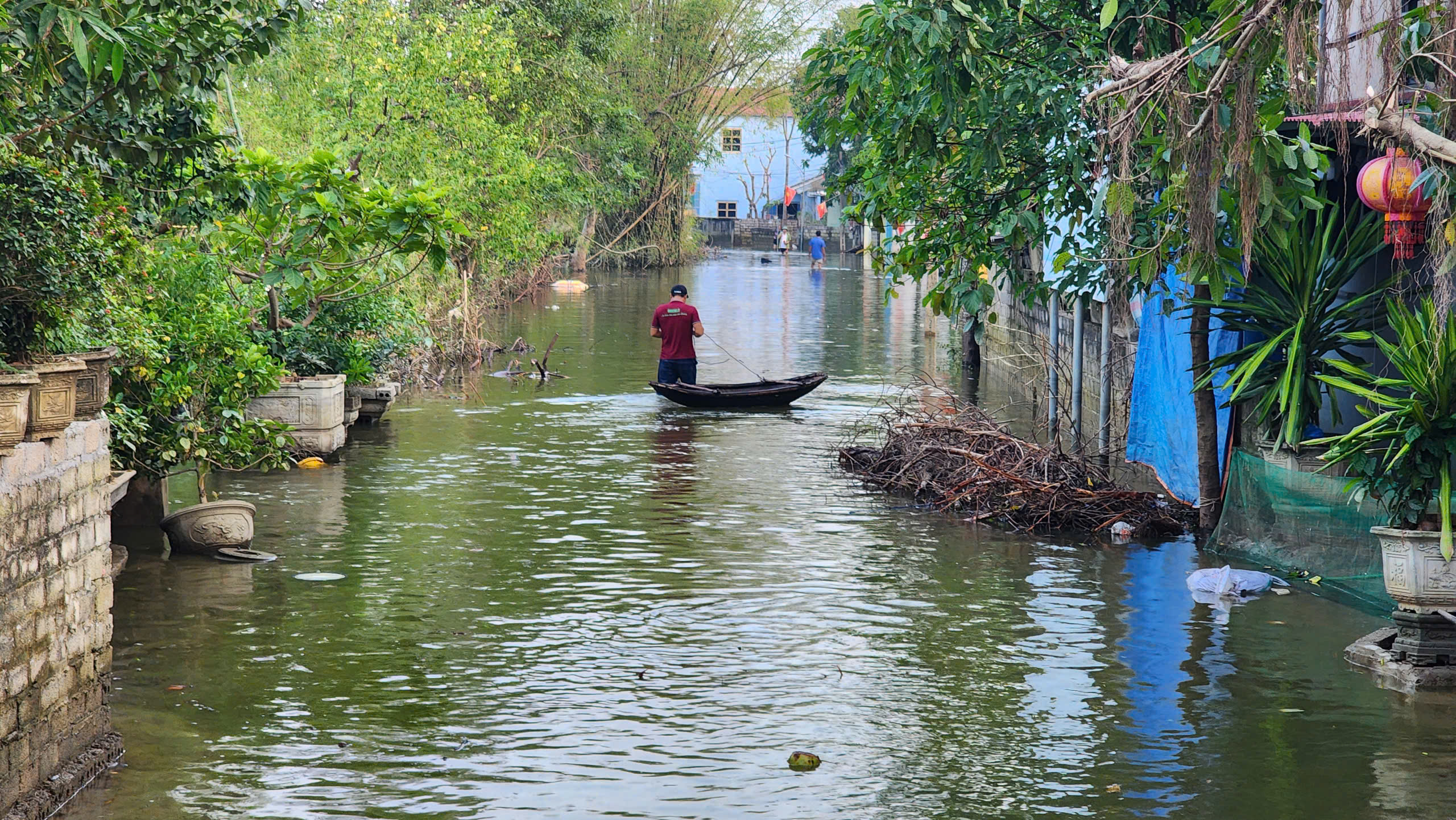 Báo Giao thông và nhà tài trợ trao quà cho các hộ dân nửa tháng chưa thể về nhà- Ảnh 2.