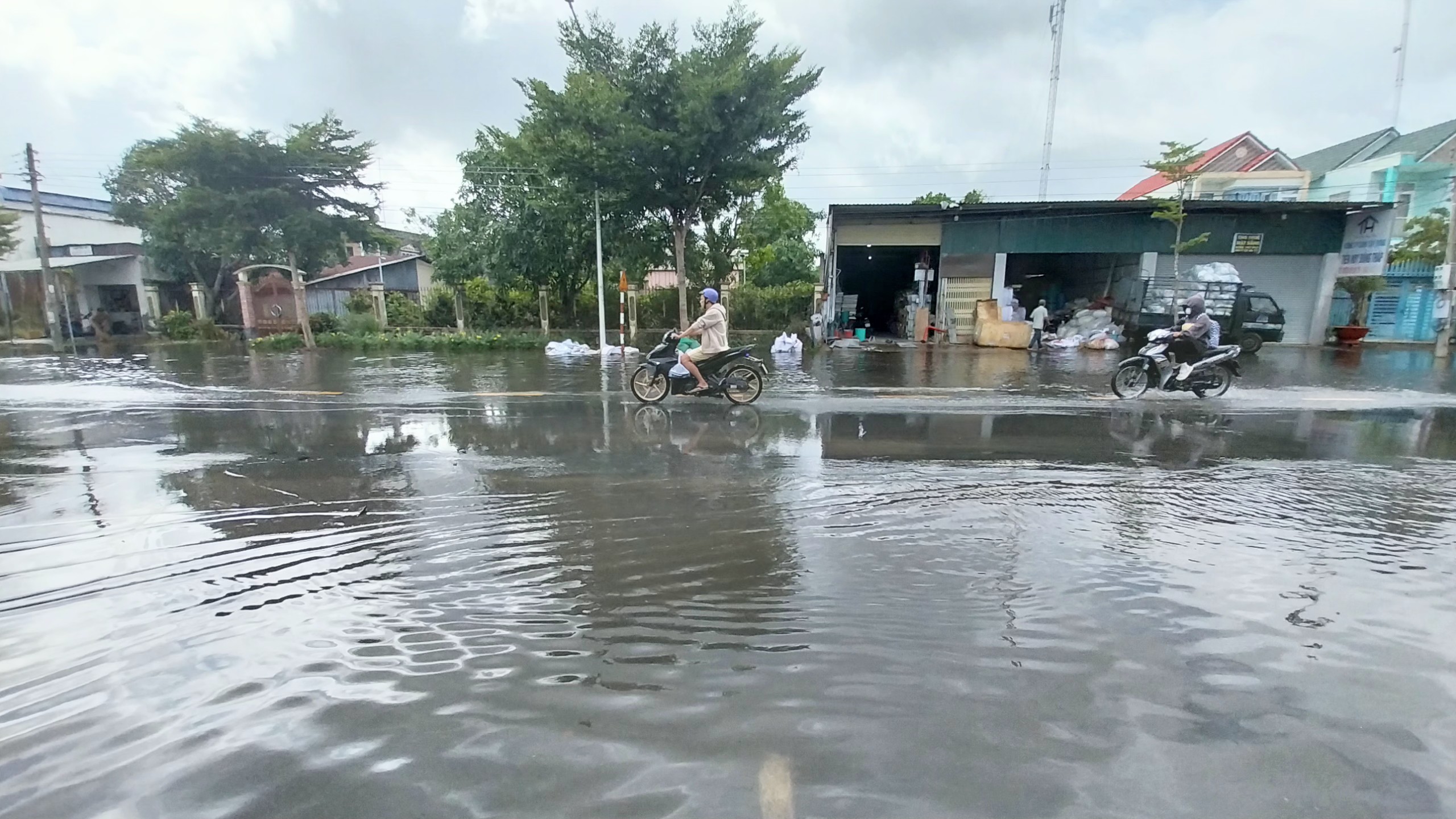 Đường trung tâm thành phố Sa Đéc hễ mưa lại mênh mông nước- Ảnh 4.