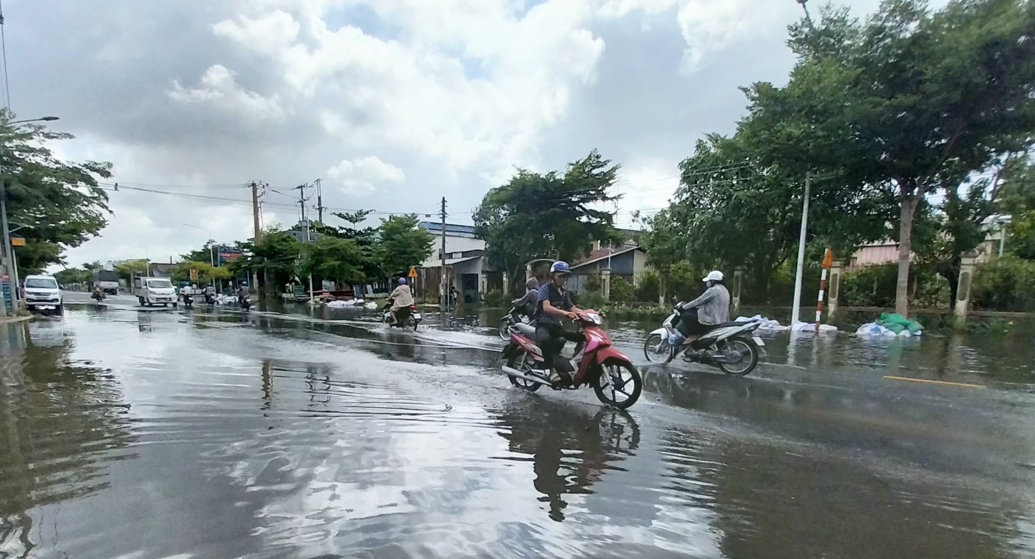 Đường trung tâm thành phố Sa Đéc hễ mưa lại mênh mông nước- Ảnh 1.