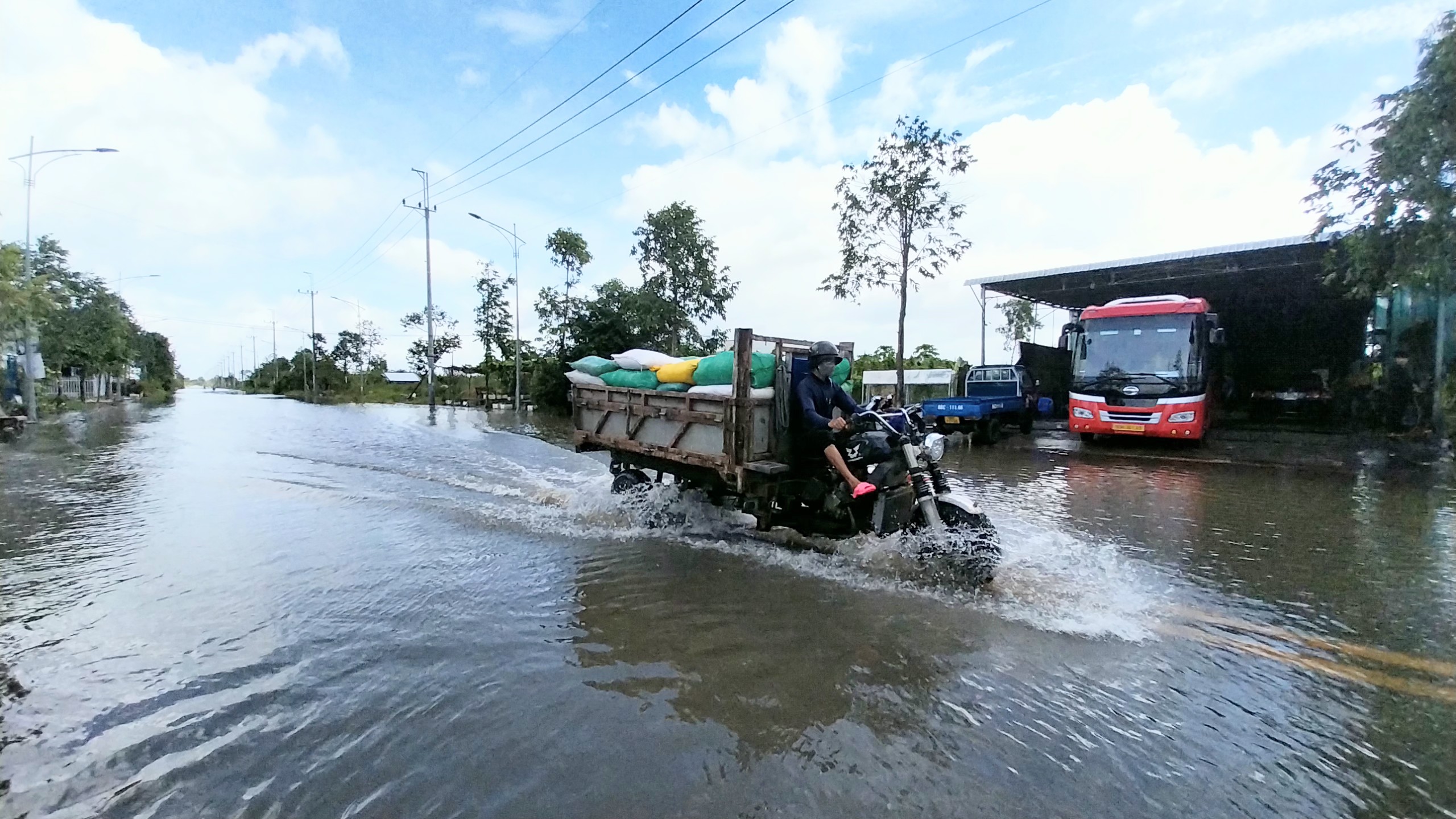 Đường trung tâm thành phố Sa Đéc hễ mưa lại mênh mông nước- Ảnh 3.