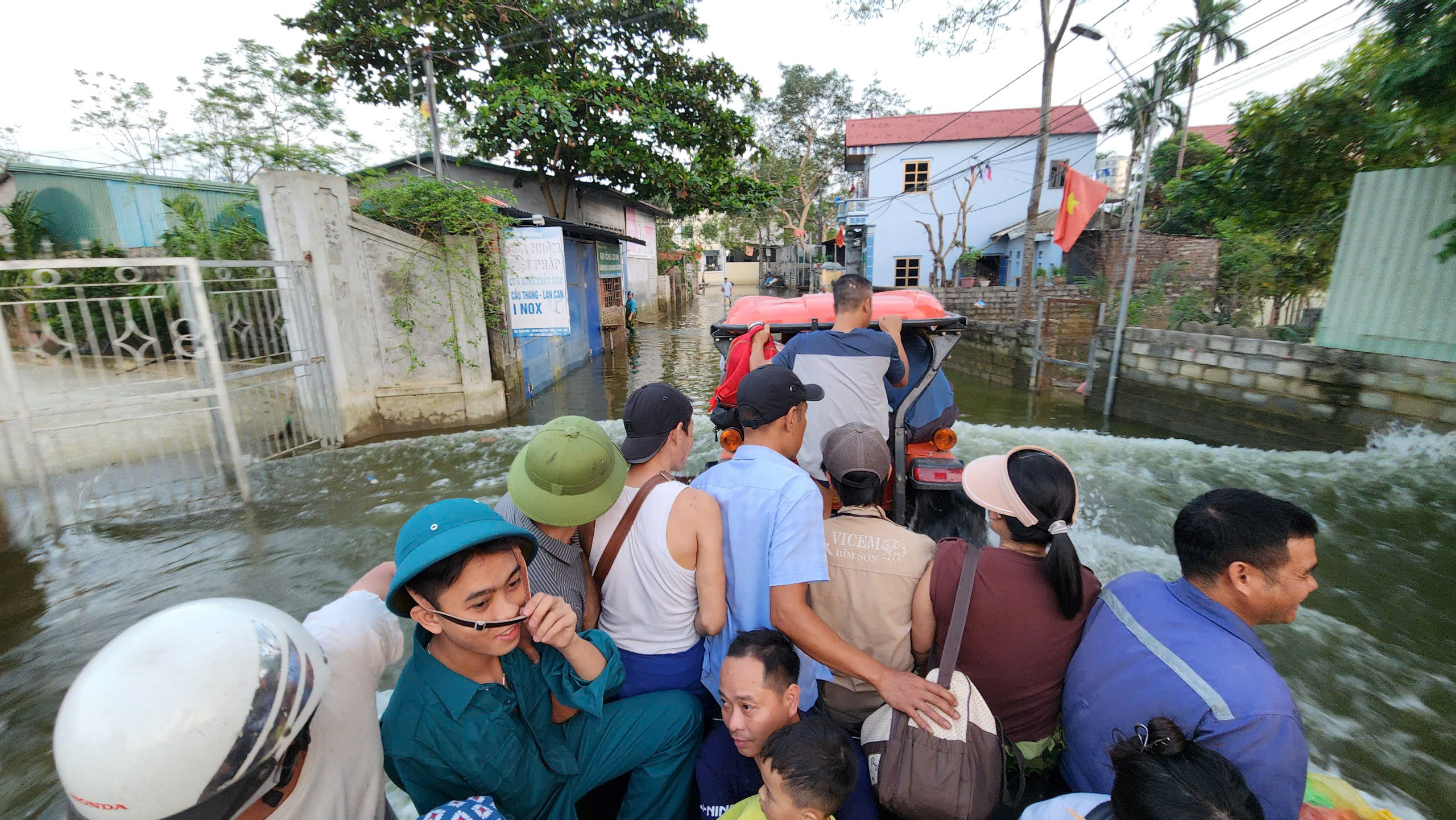 Báo Giao thông và nhà tài trợ trao quà cho các hộ dân nửa tháng chưa thể về nhà- Ảnh 3.