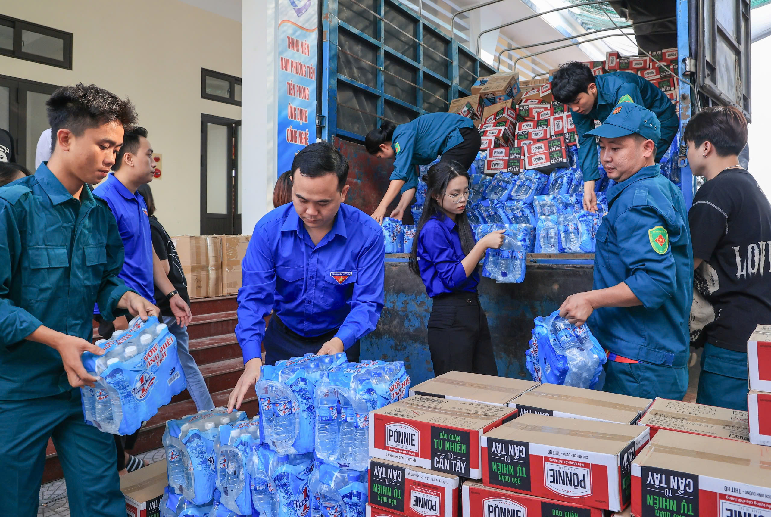 Báo Giao thông và nhà tài trợ trao quà cho các hộ dân nửa tháng chưa thể về nhà- Ảnh 4.