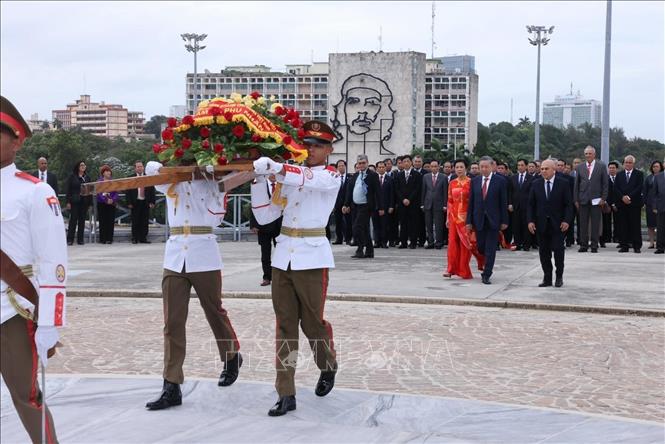 Tổng Bí thư, Chủ tịch nước Tô Lâm đặt vòng hoa tại Đài tưởng niệm Anh hùng Jose Marti- Ảnh 1.