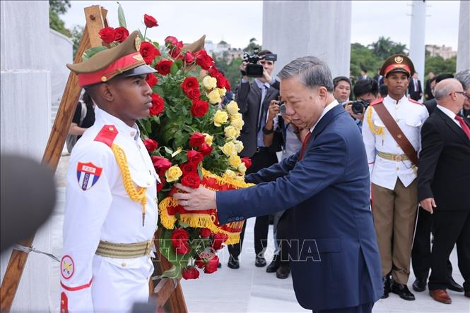 Tổng Bí thư, Chủ tịch nước Tô Lâm đặt vòng hoa tại Đài tưởng niệm Anh hùng Jose Marti- Ảnh 2.