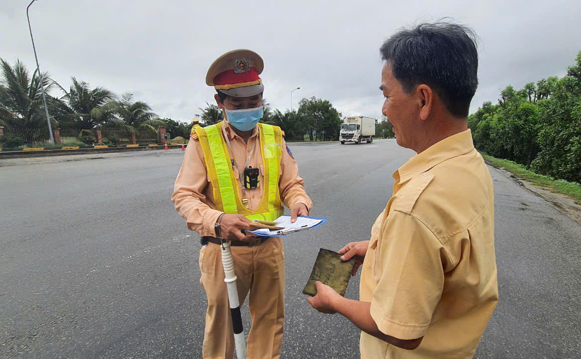 Lái xe đầu kéo sau khi uống bia, người đàn ông bị phạt 36 triệu đồng- Ảnh 1.