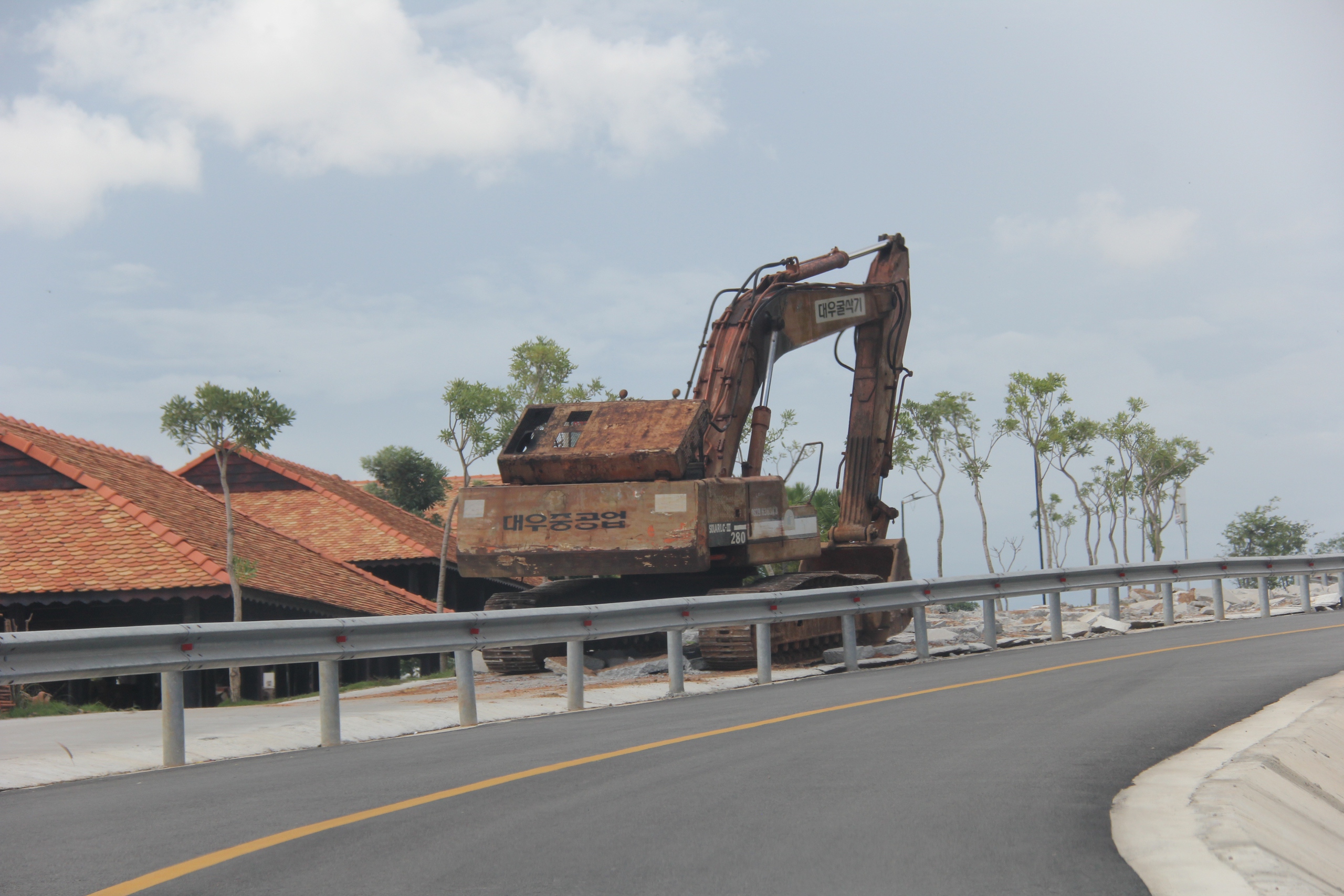 Tháo dỡ nhà hàng, khách sạn xây dựng trái phép ở Bình Thuận trong tháng 9- Ảnh 4.