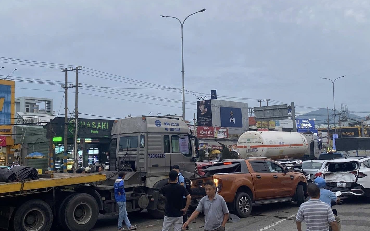 Tám xe va chạm liên hoàn gây ùn tắc gần 5km trên QL51