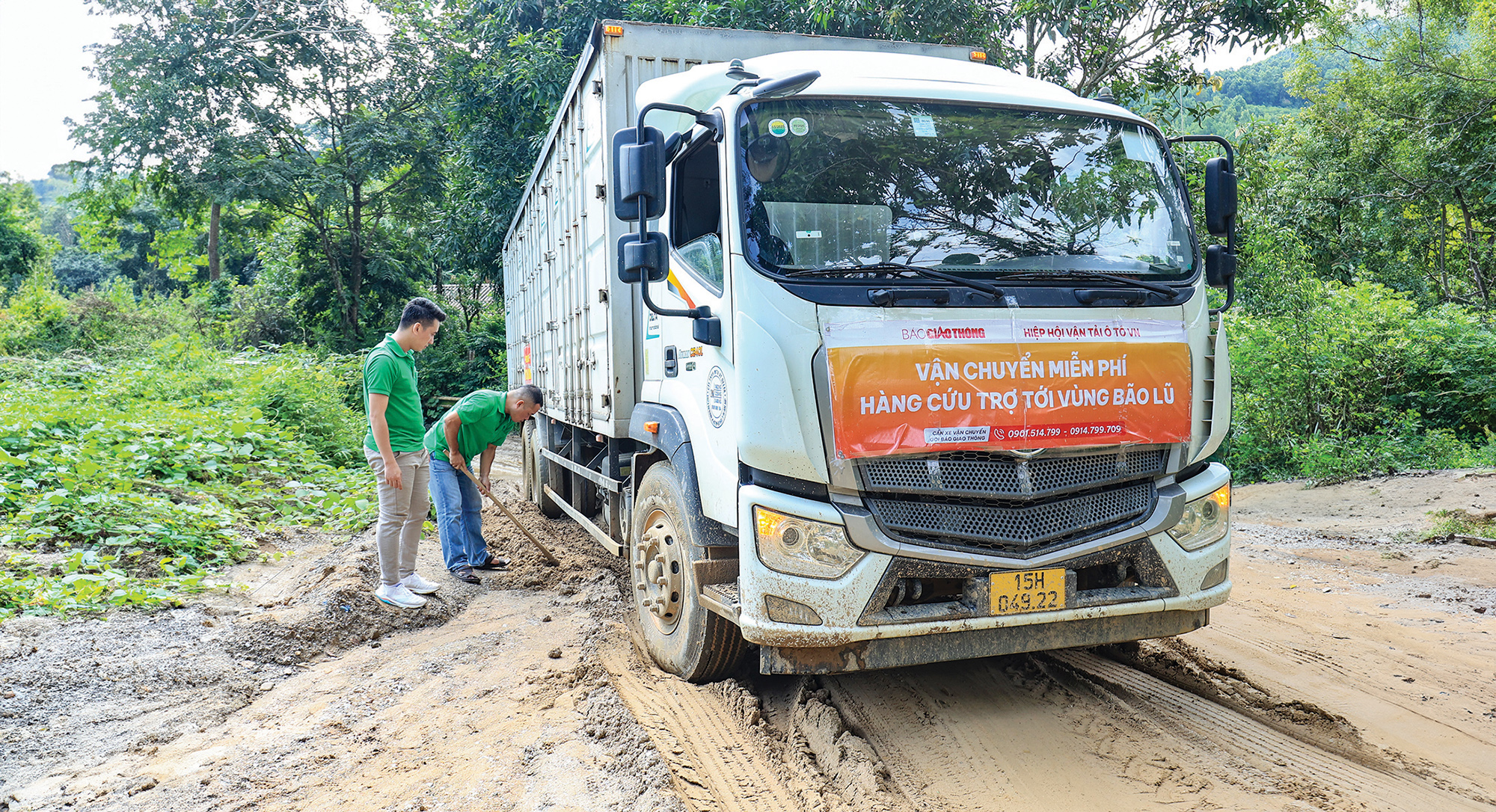 "Nghĩa đồng bào" trong mùa lũ: Hành trình 15 ngày chở miễn phí hơn 300 tấn hàng - Ảnh 2.