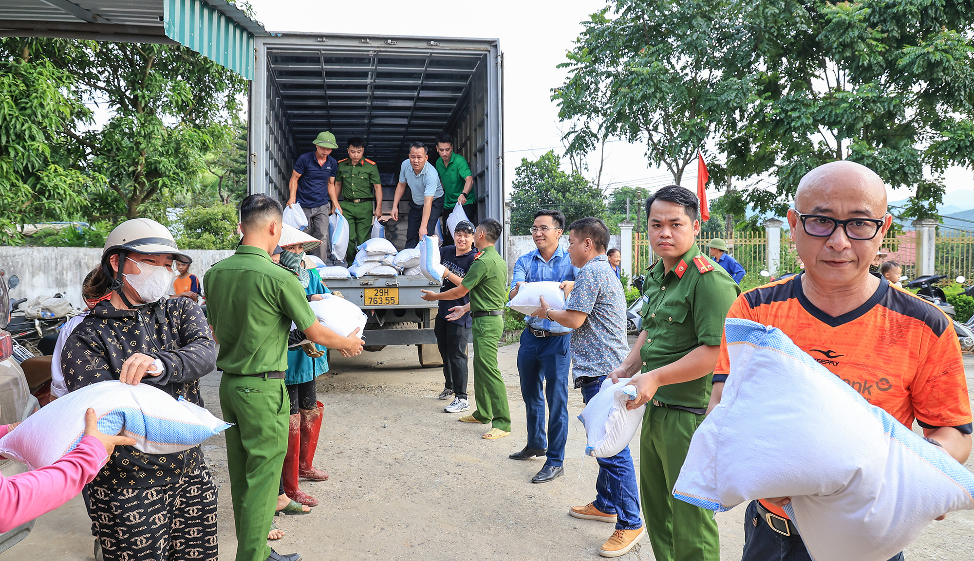 "Nghĩa đồng bào" trong mùa lũ: Hành trình 15 ngày chở miễn phí hơn 300 tấn hàng - Ảnh 6.