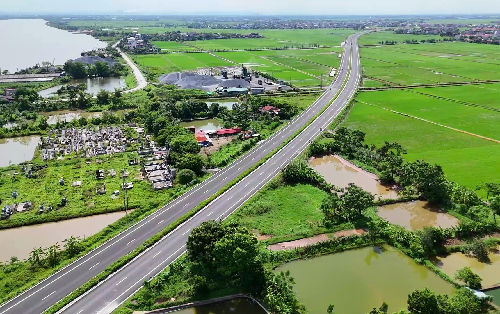 Tăng tốc thi công dự án đường trục phát triển dài 46km ở Nam Định- Ảnh 1.