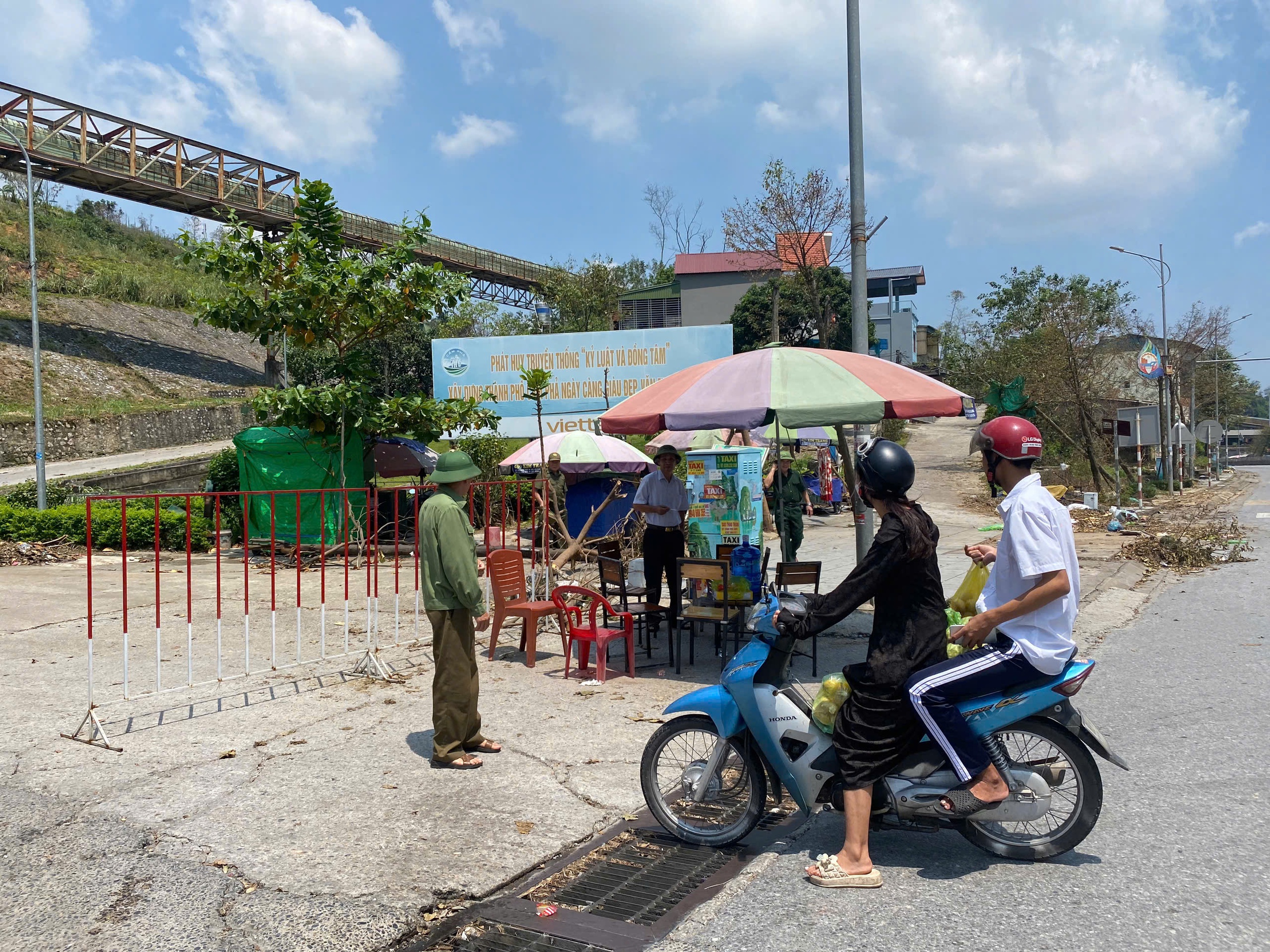 Quảng Ninh công bố tình huống khẩn cấp về thiên tai với điểm sạt trượt đất đá ở Cẩm Phả- Ảnh 3.