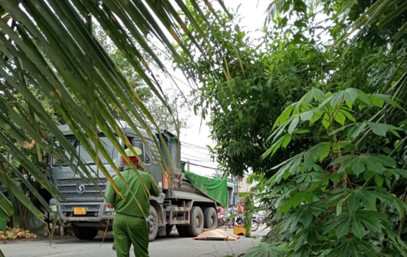 Hiện trường vụ tai nạn khiến người phụ nữ tử vong thương tâm.